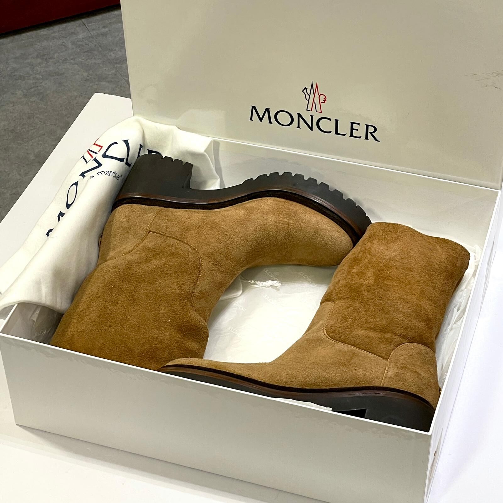 只有35碼~全球最抵!!! 全新MONCLER BOOTS 啡色麂皮,禦寒毛毛靴, 蒙可長靴 #BRAND NEW #香榭站正品
