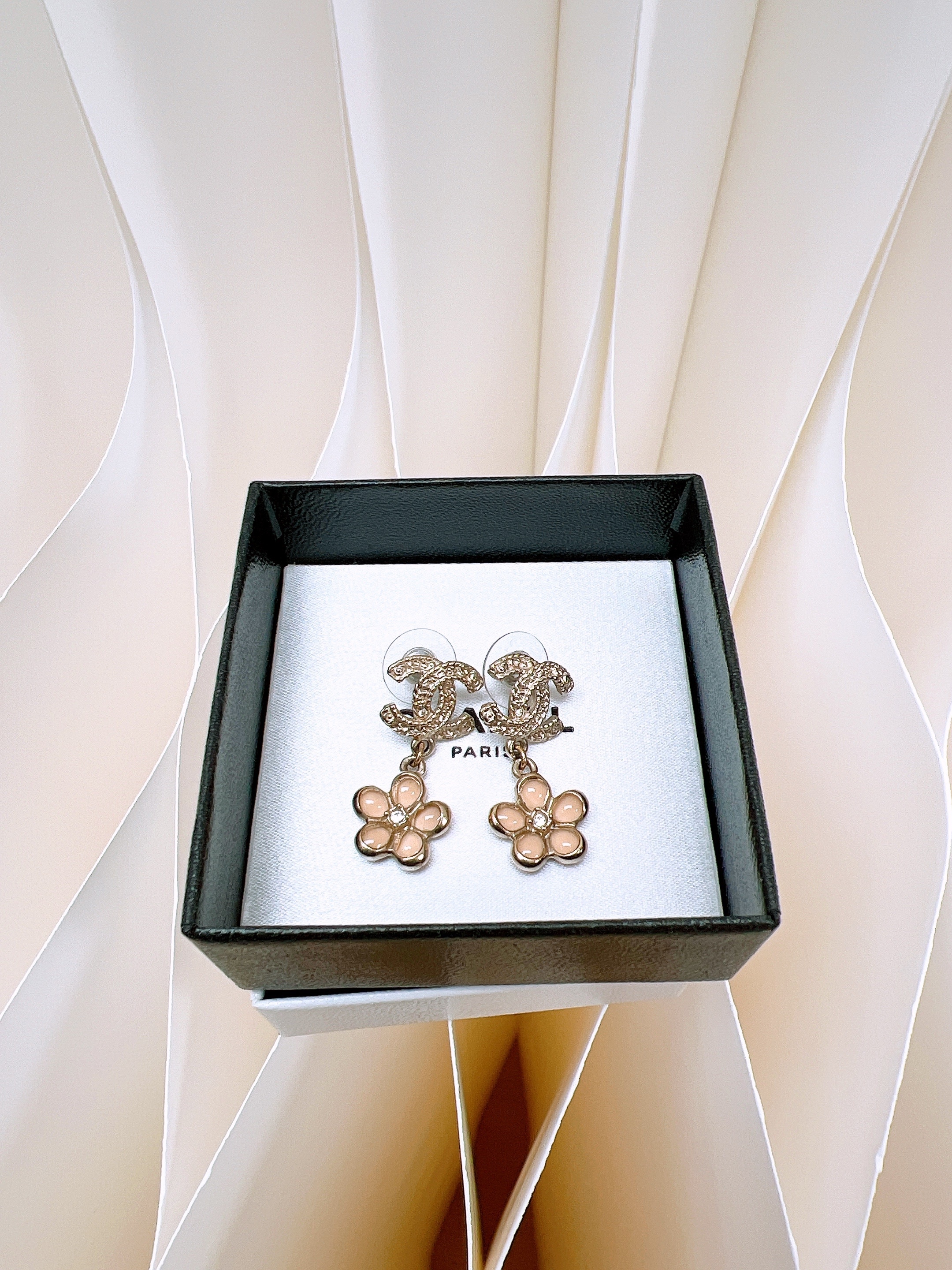 Chanel 19v flower earrings