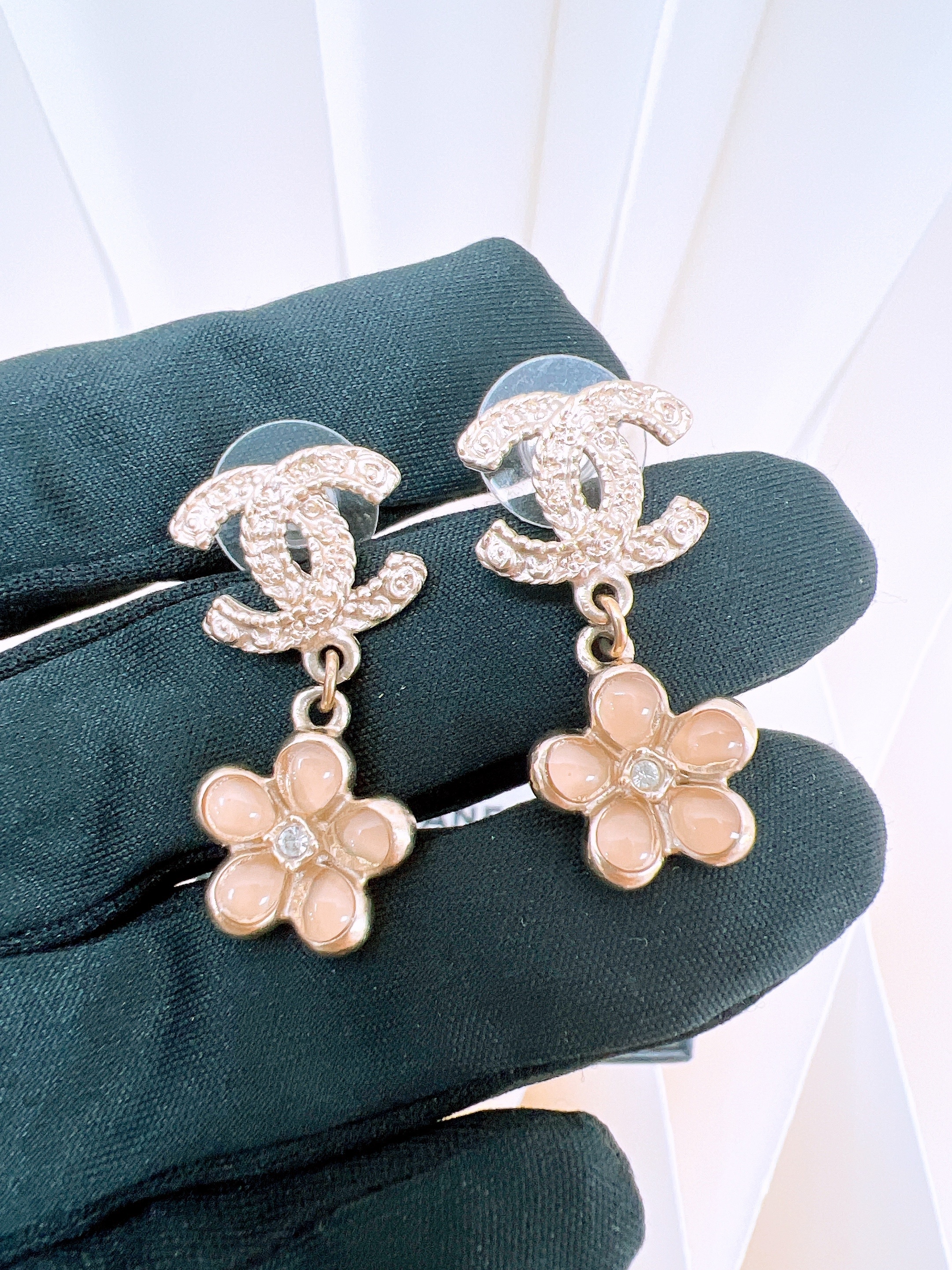 Chanel 19v flower earrings