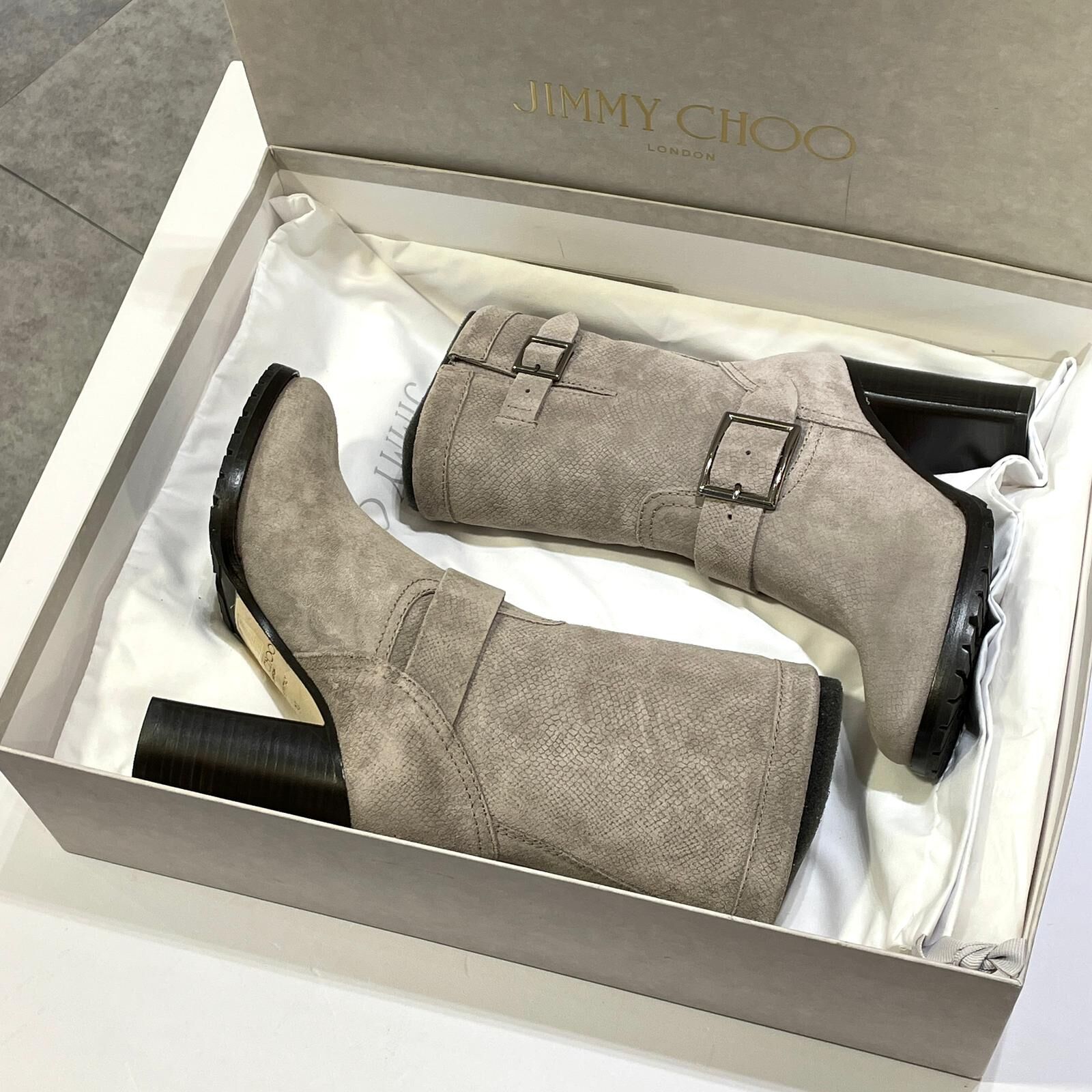 只有35碼~全球最抵!!! 全新 JIMMY CHOO BOOTS 35碼, 瀝青灰色麂皮搭扣, 吉米·周 長靴 #BRAND NEW #香榭站正品