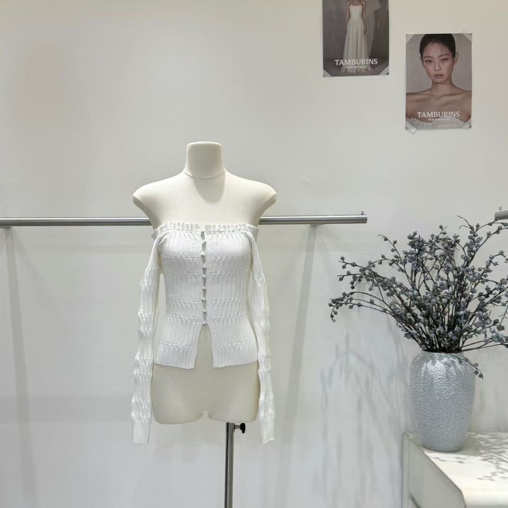 【許妍同款】DOMISS氣質一字領排釦針織上衣 顯瘦針織衫 露肩上衣(現+預)