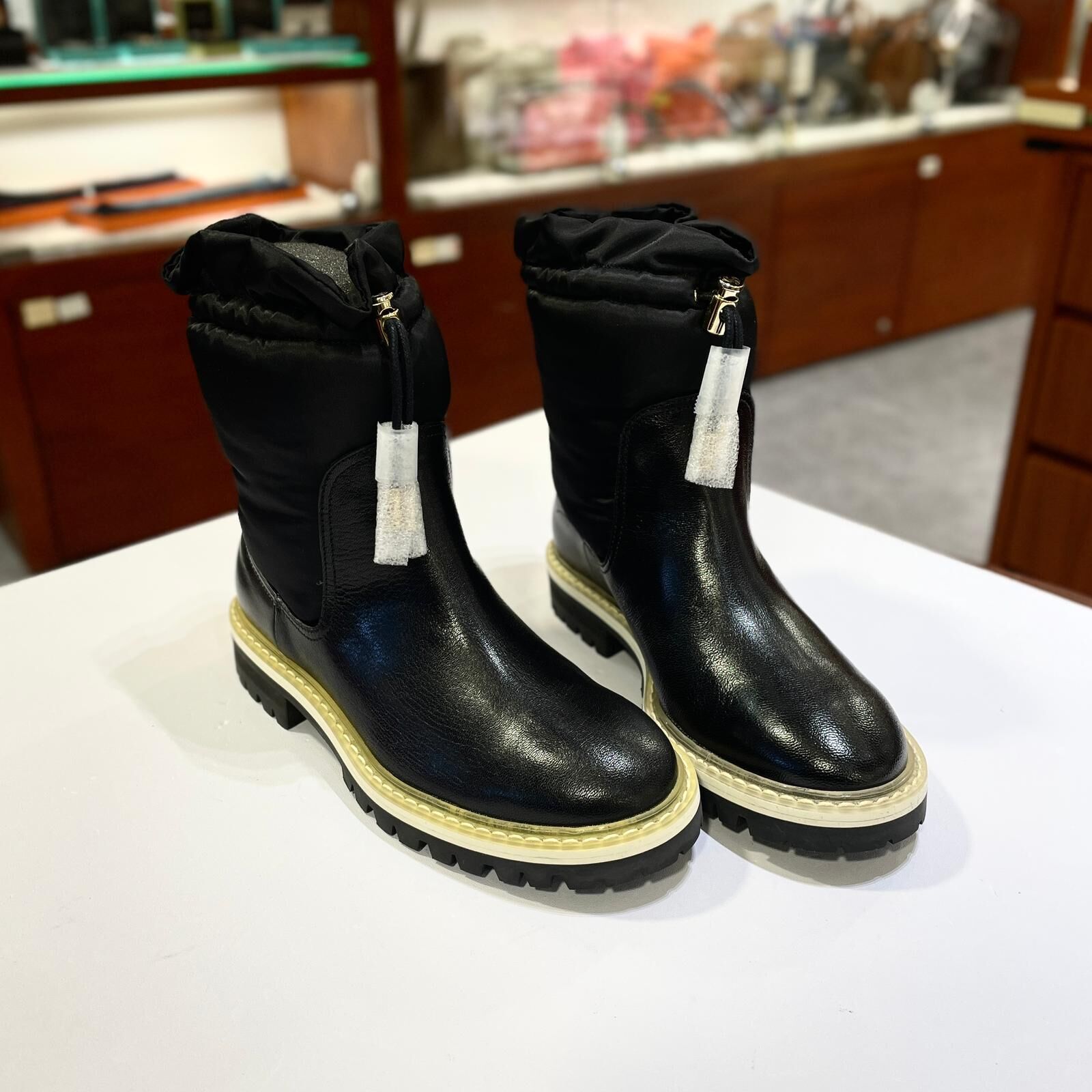 只有35碼~全球最抵!!! 全新JIMMY CHOO BOOTS, 黑色尼龍拼牛皮, 吉米·周 中靴, #BRAND NEW #香榭站正品