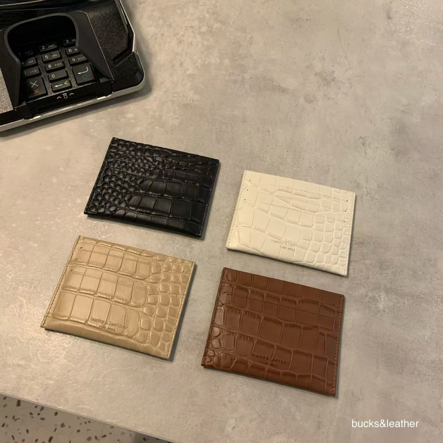 BU5231 *牛皮亮面* 超人氣款實用卡包 (優惠碼不適用)