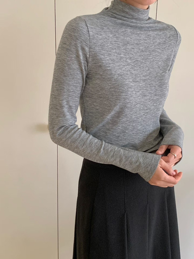 修飾脖子線條的企鵝小高領內搭