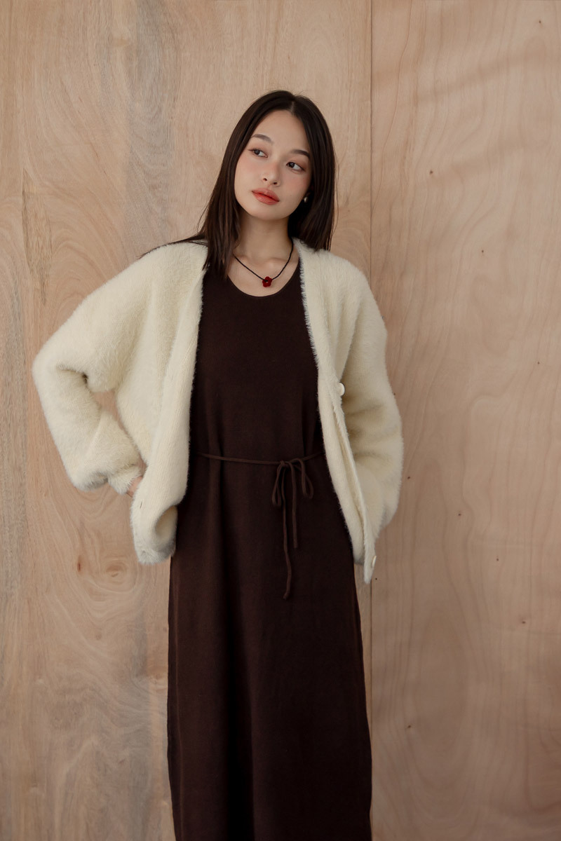 V領大圓釦馬海毛外套