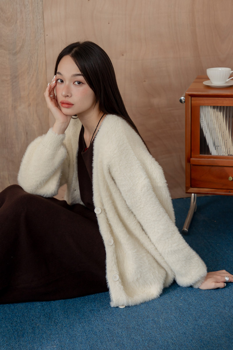 V領大圓釦馬海毛外套