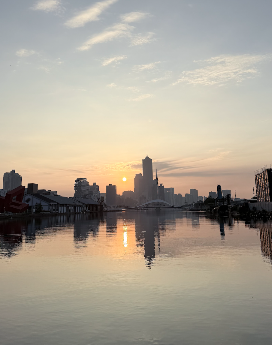 在駁二跑步時,天慢慢亮起來的樣子