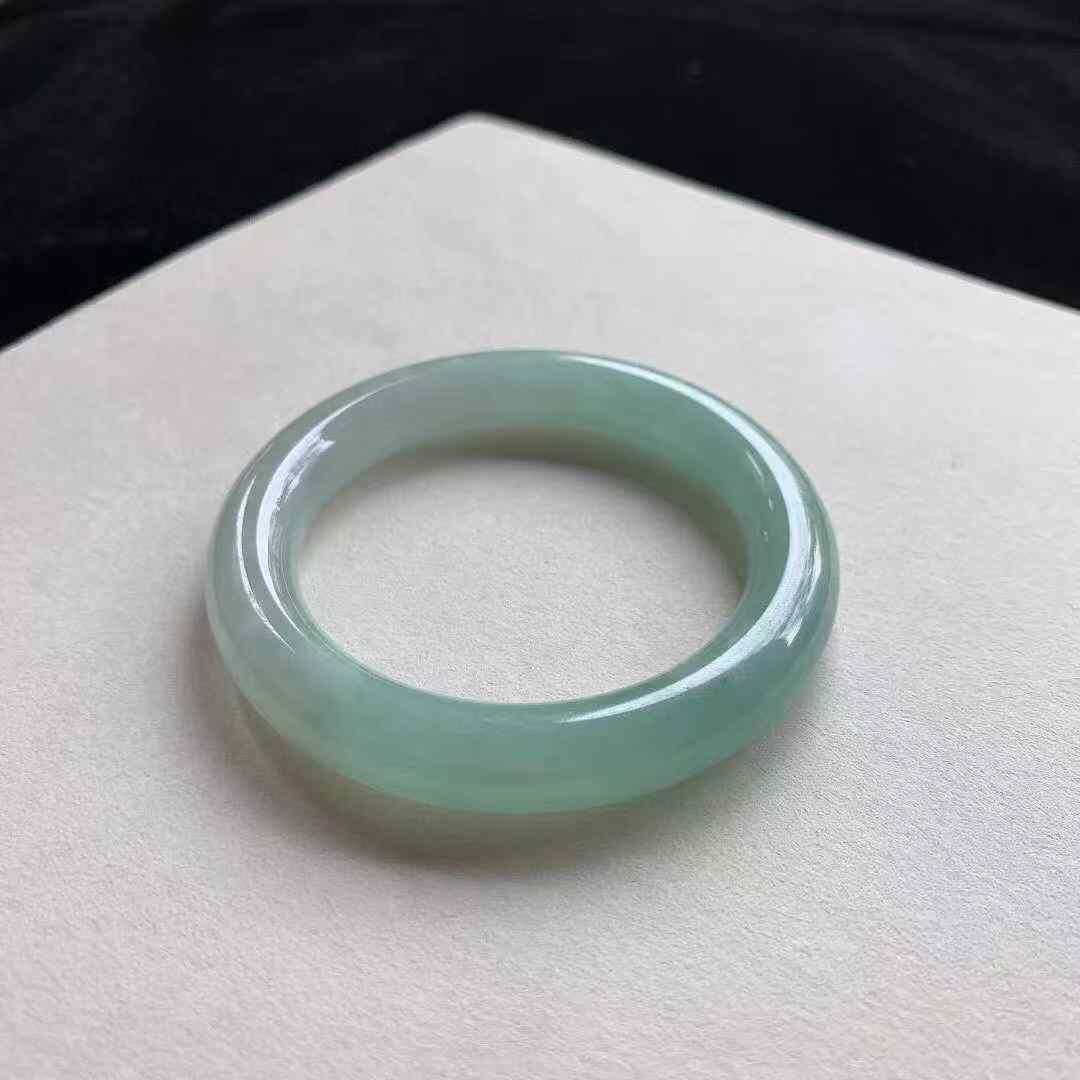 1152334 54.8mm翡翠冰晴綠圓條手鐲 (54-56)