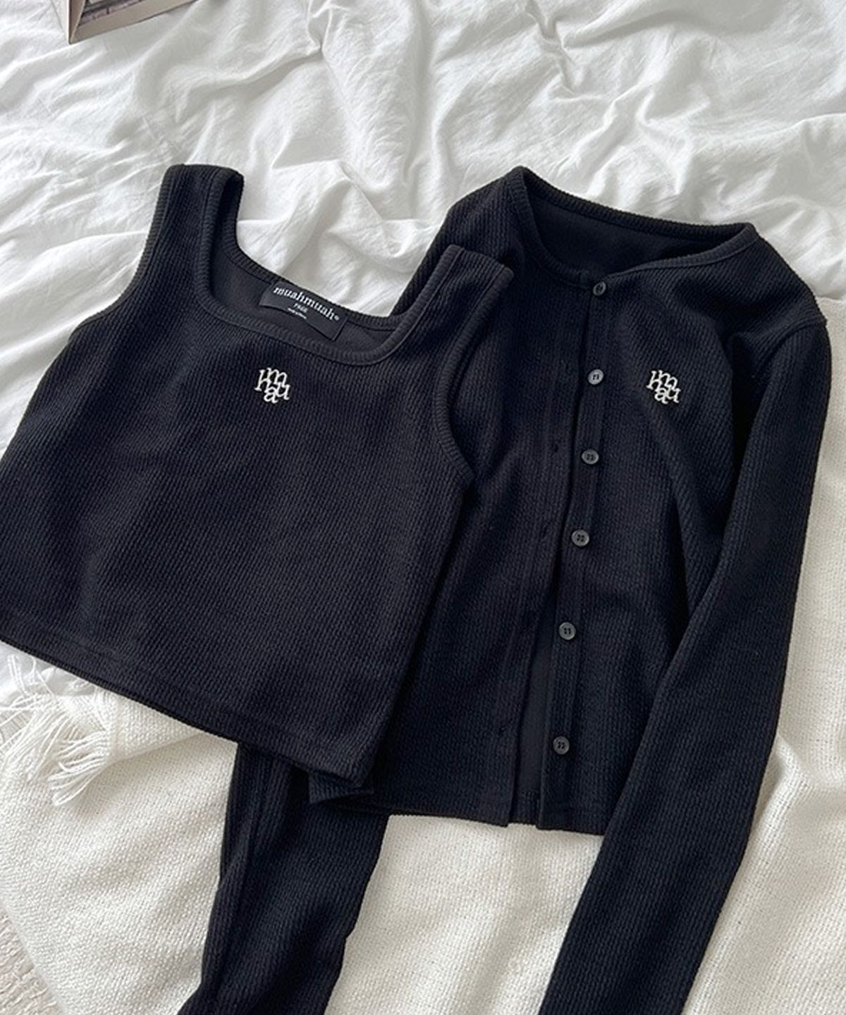 【現貨】韓國 Muahmuah 刺繡 小Logo 修身 直條針織 背心 開襟衫 外套 兩件組 Set