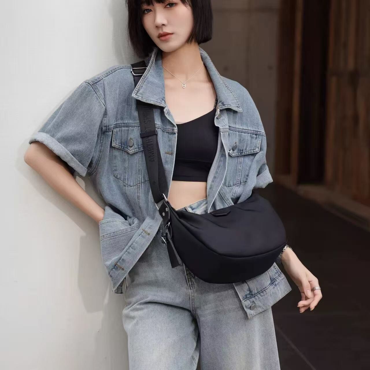 【7026韓版休閒彎月側背包】