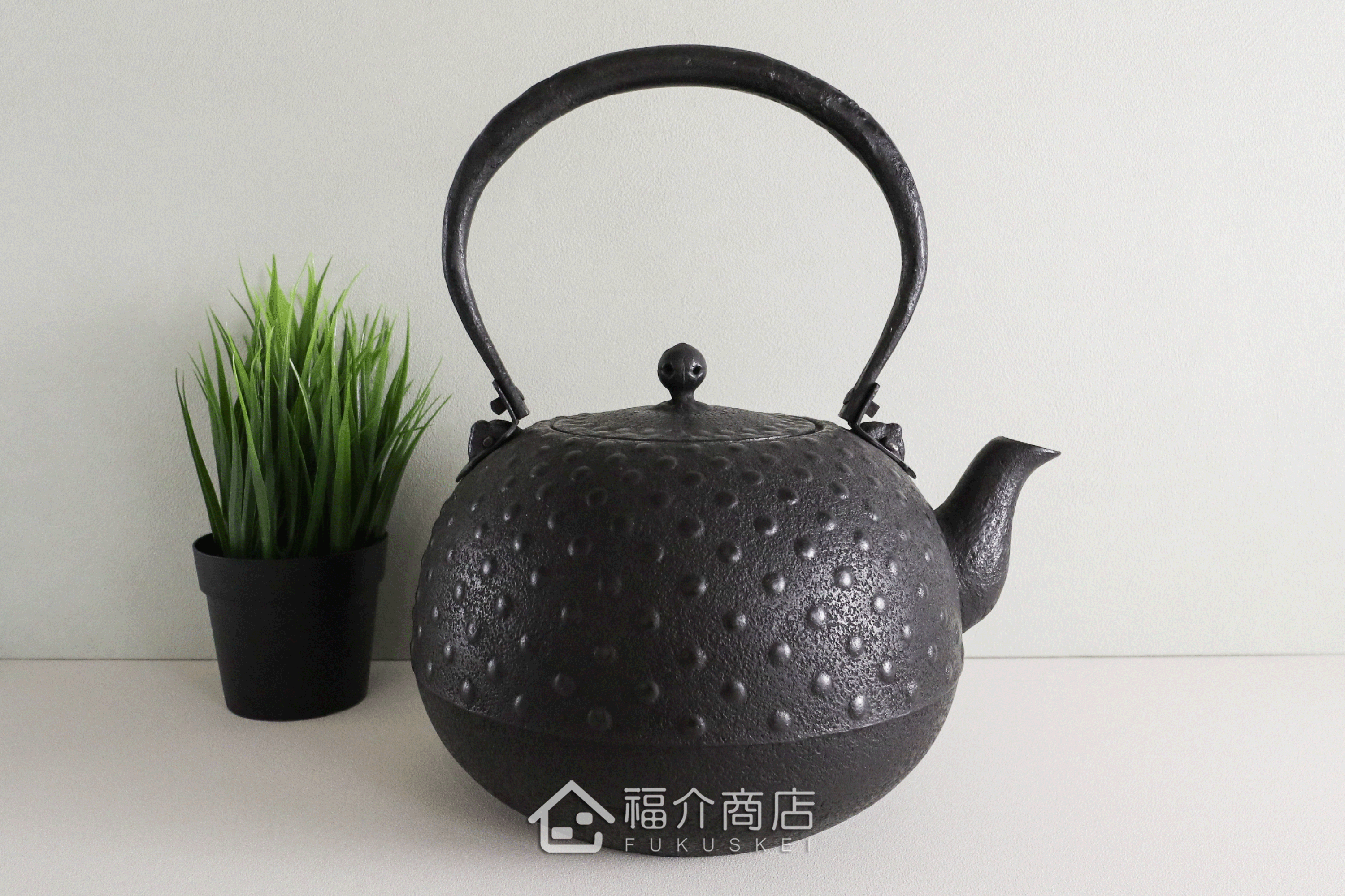 薰山工房所製作的日本鐵壺,壺身設計成寶珠型圓點紋