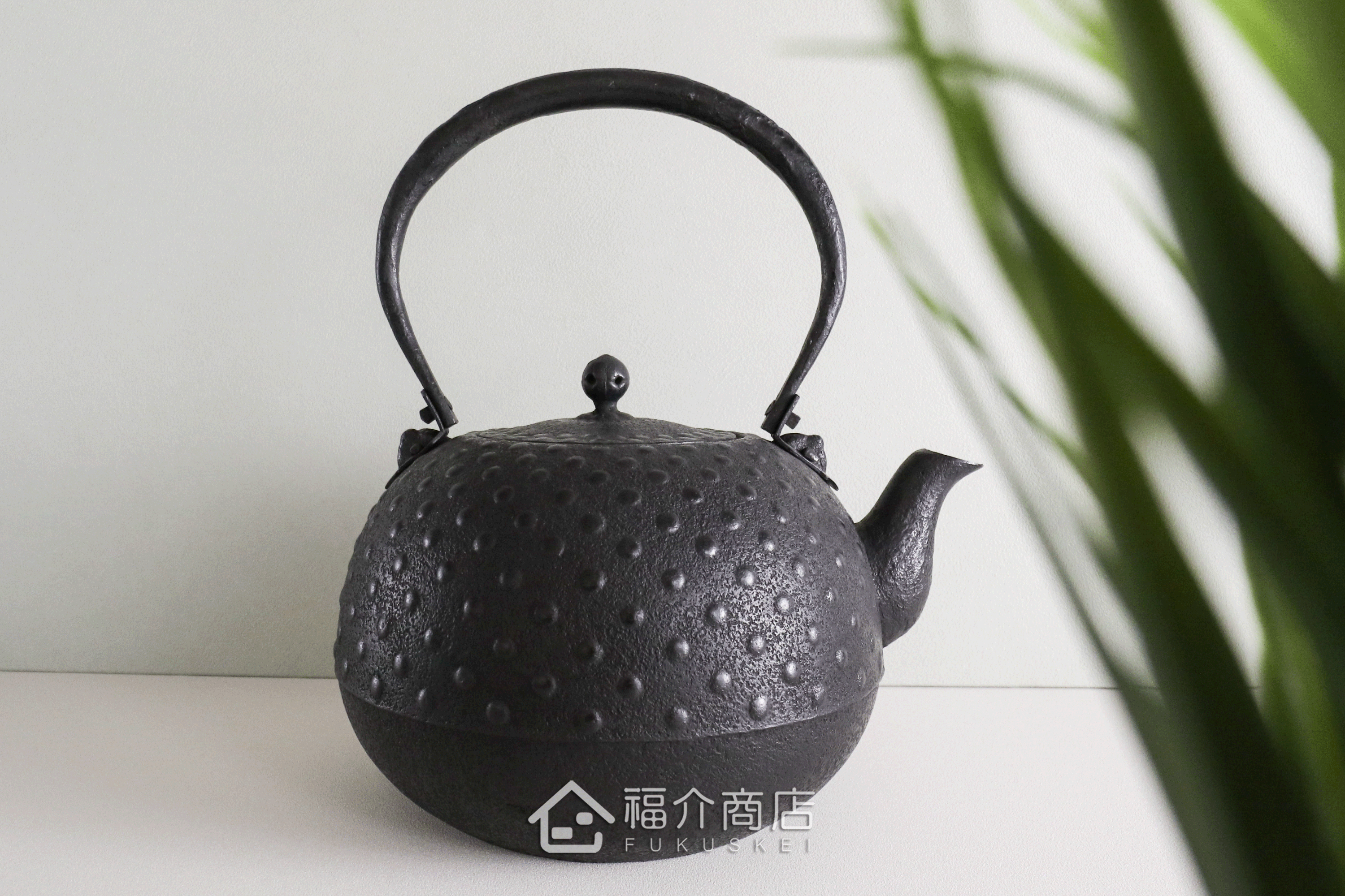 薰山工房所製作的日本鐵壺,壺身設計成寶珠型圓點紋