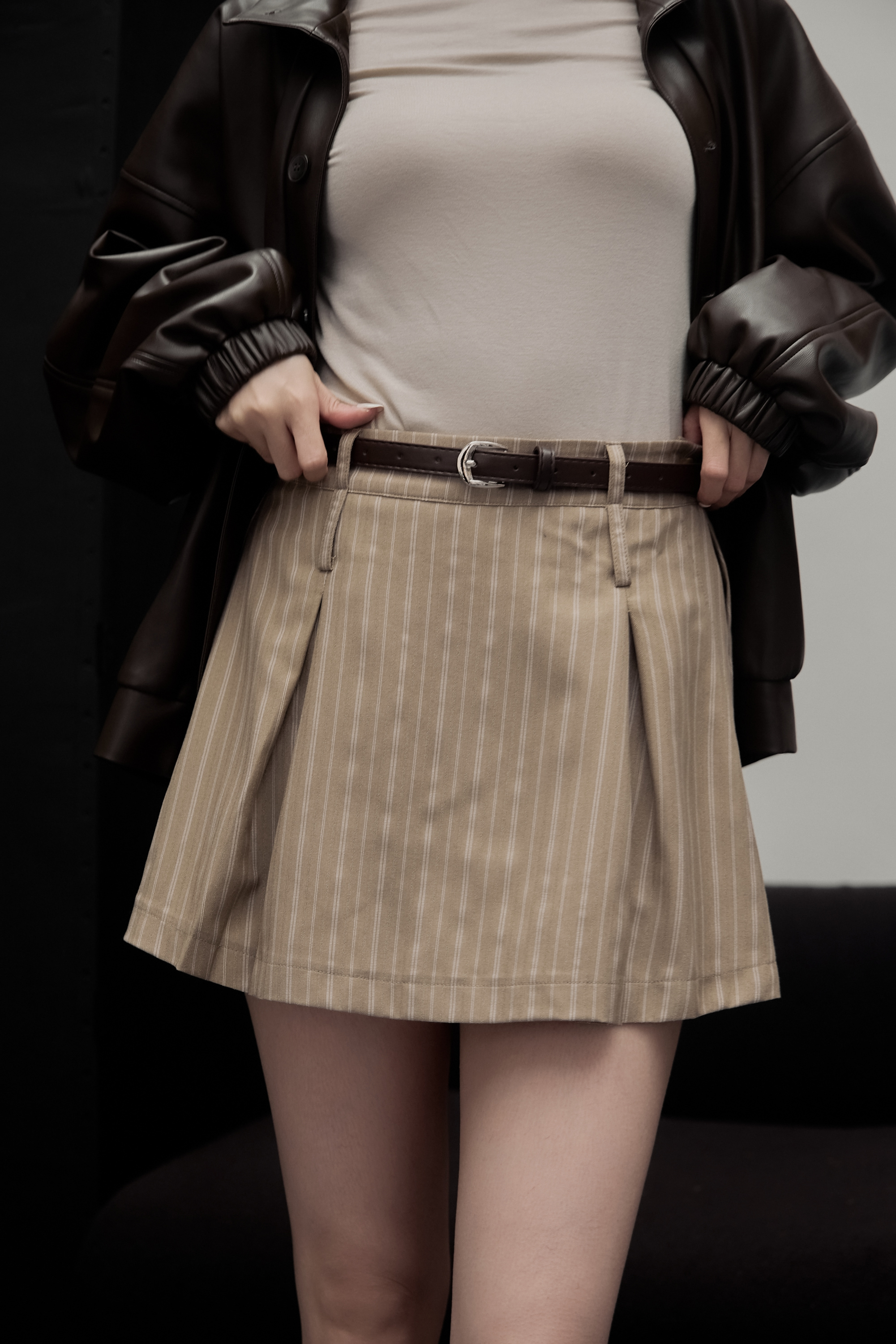Gmade/瑪黑條紋雙褲耳百摺褲裙-附皮帶-卡其