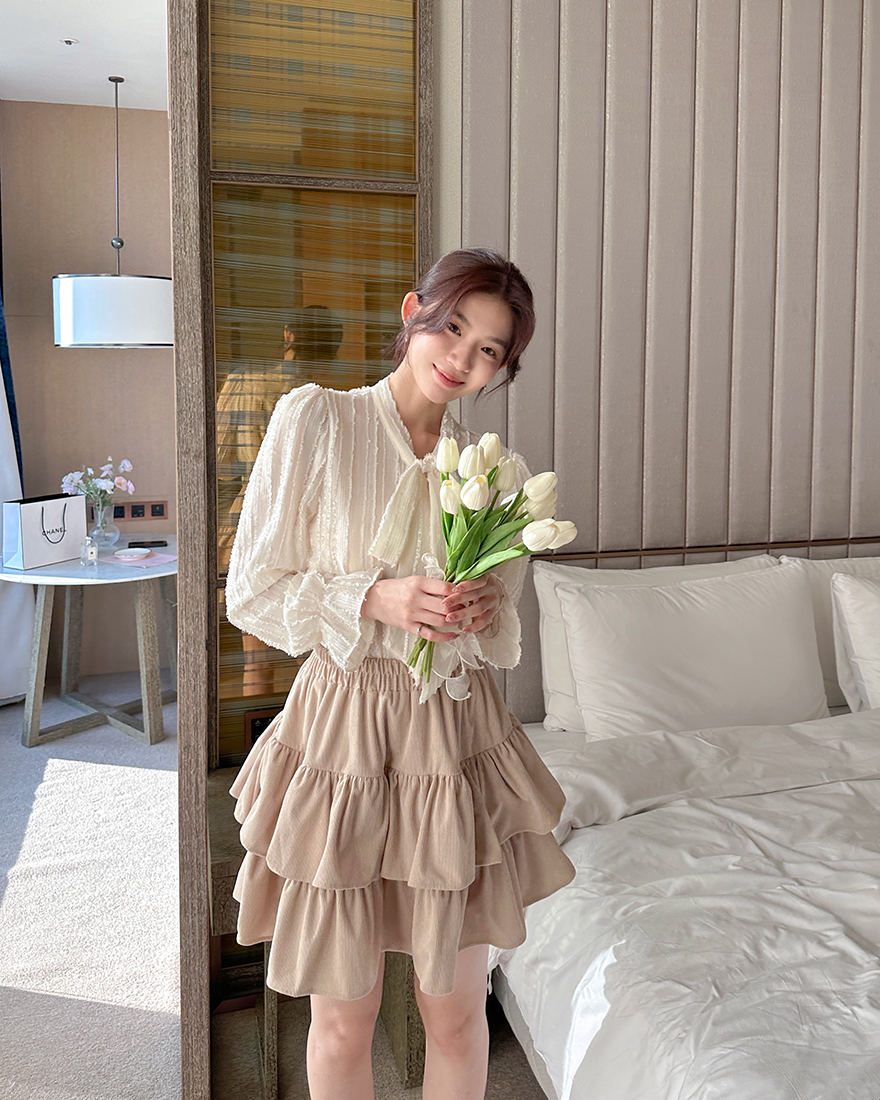 LINA LINA氣質女伶立體抽鬚織紋蝴蝶綁結上衣-優雅杏