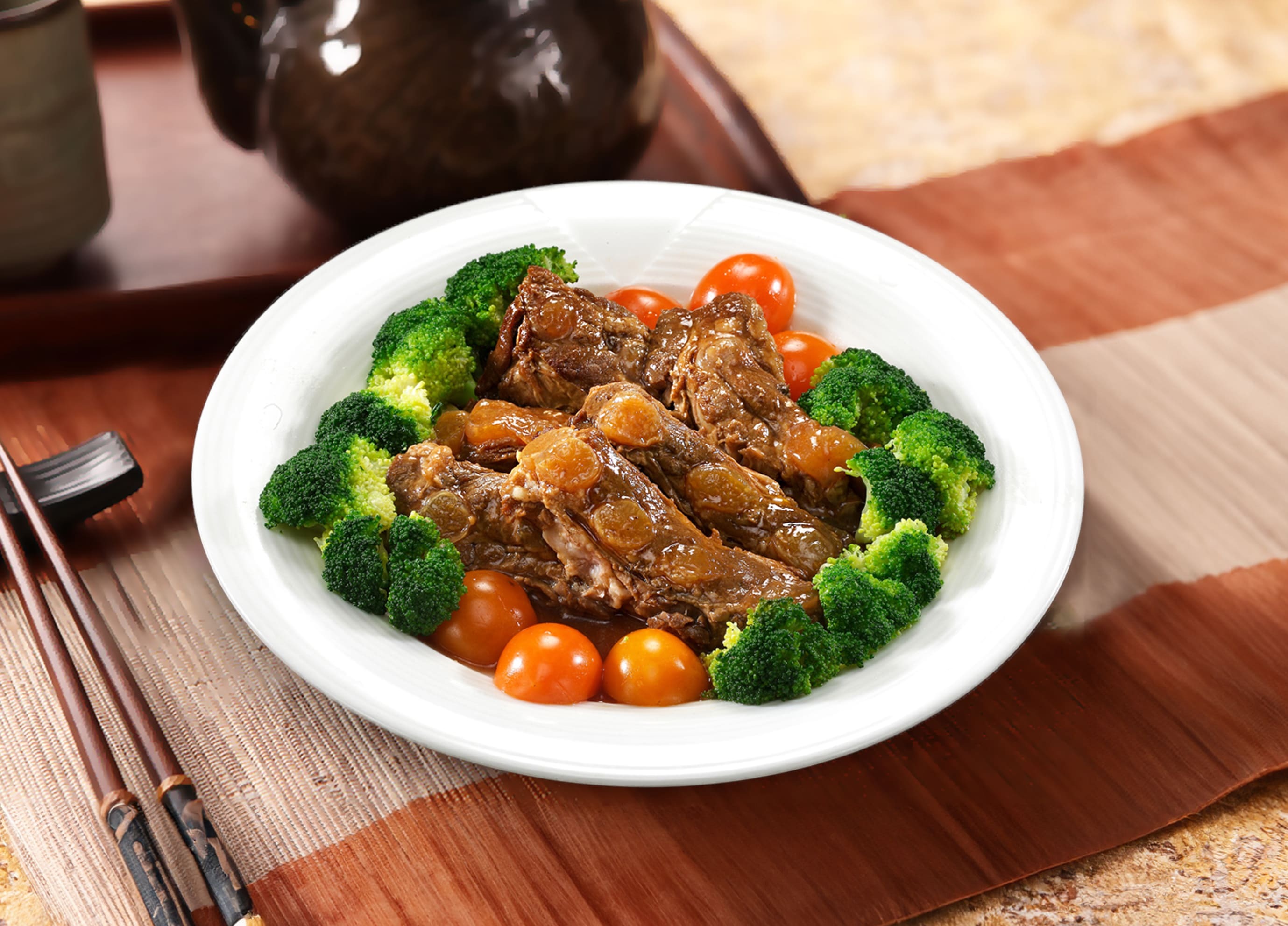 漢典年菜京醬軟骨排。