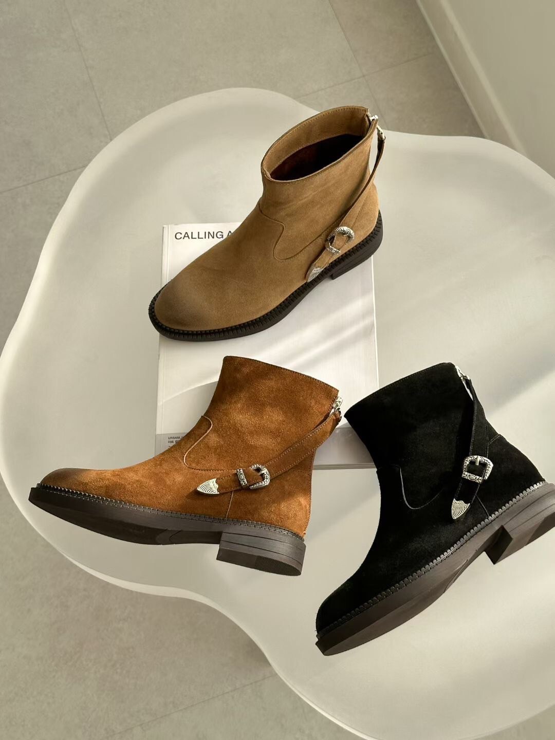 鞋頭刷舊感側皮帶釦造型平底短靴 / 3色