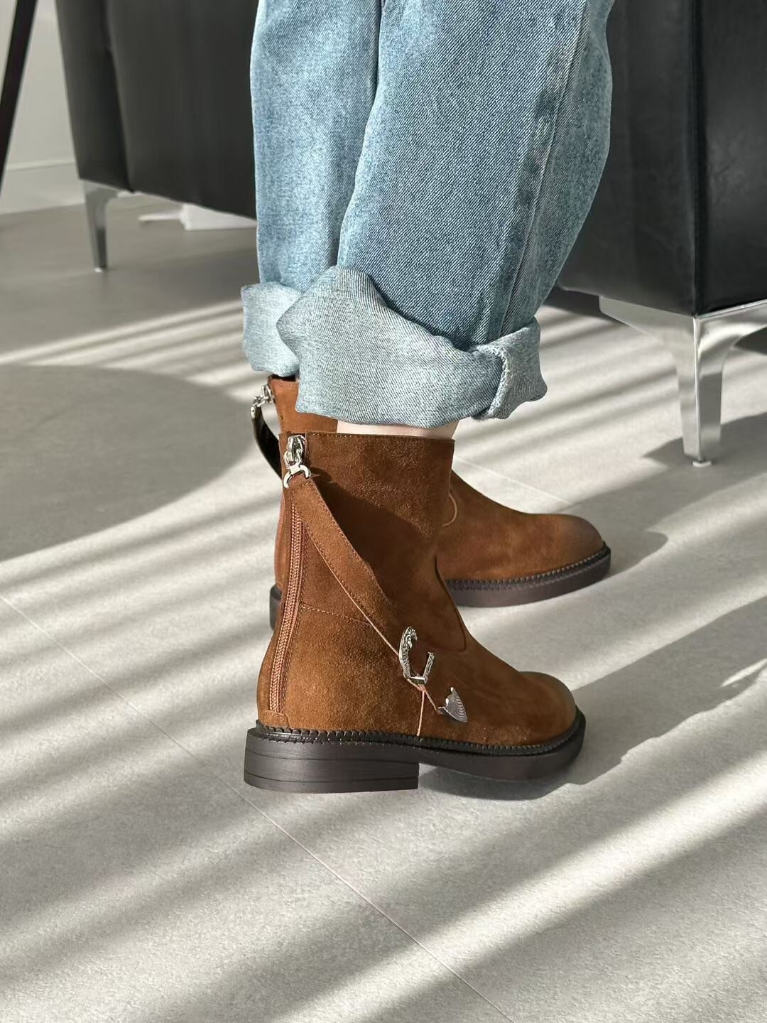 鞋頭刷舊感側皮帶釦造型平底短靴 / 3色