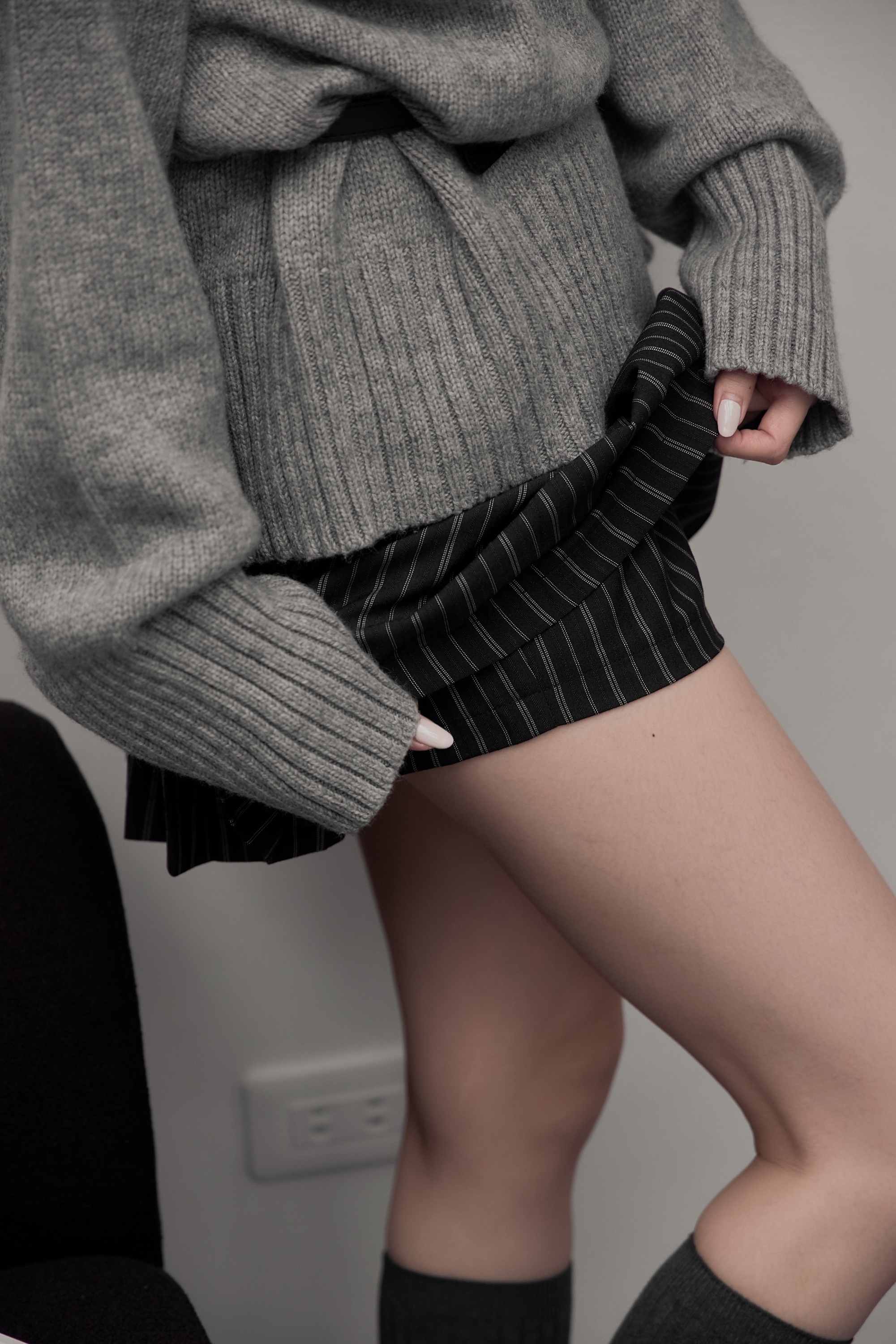 Gmade/瑪黑條紋雙褲耳百摺褲裙-附皮帶-黑