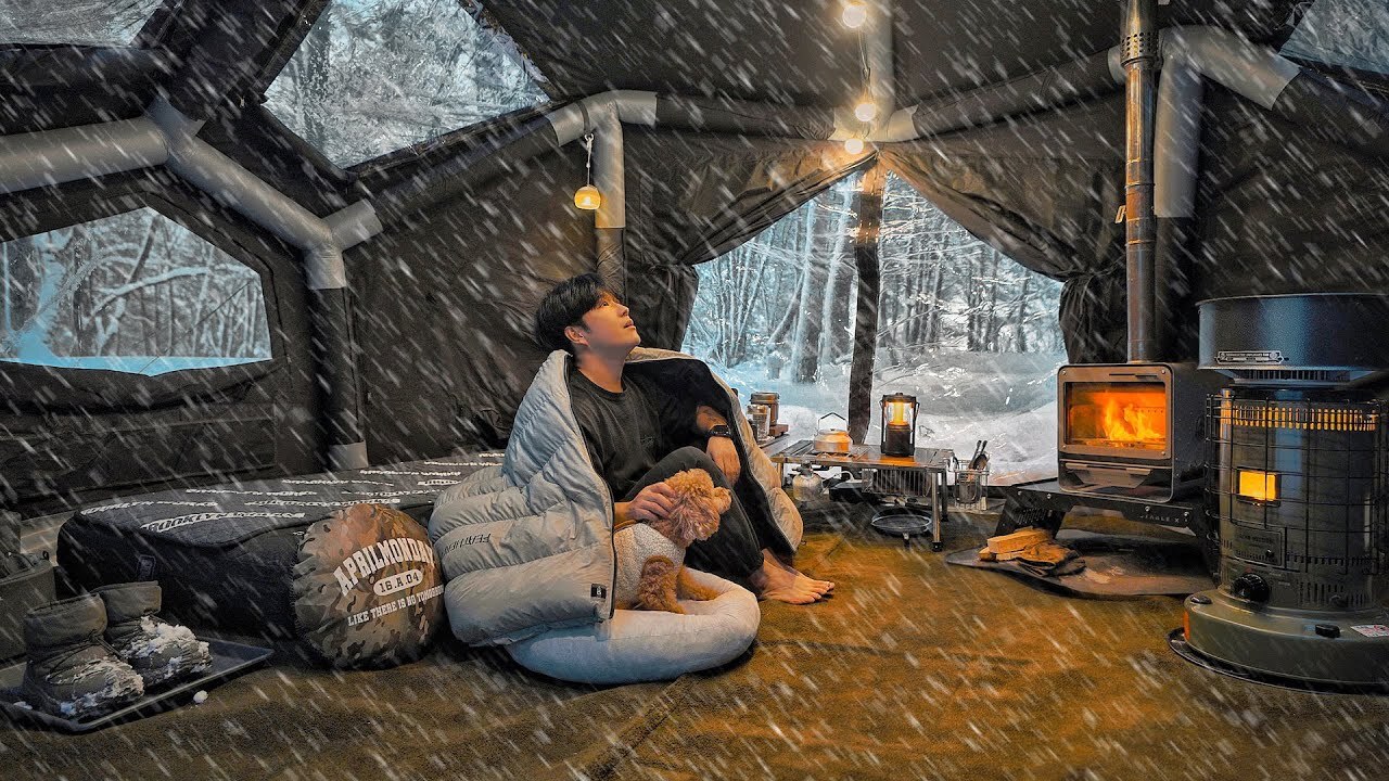 在史詩級的大雪中、被白雪覆蓋的 Coody Bestona 裡，和狗狗度過溫馨的一夜