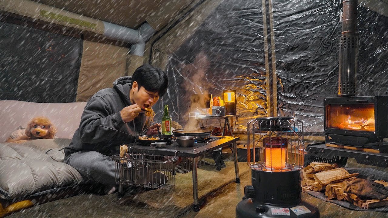 在連續下雪三天的冬季森林裡，和可愛狗狗一起待在小巧的 10.0 帳篷中度過的療癒旅程