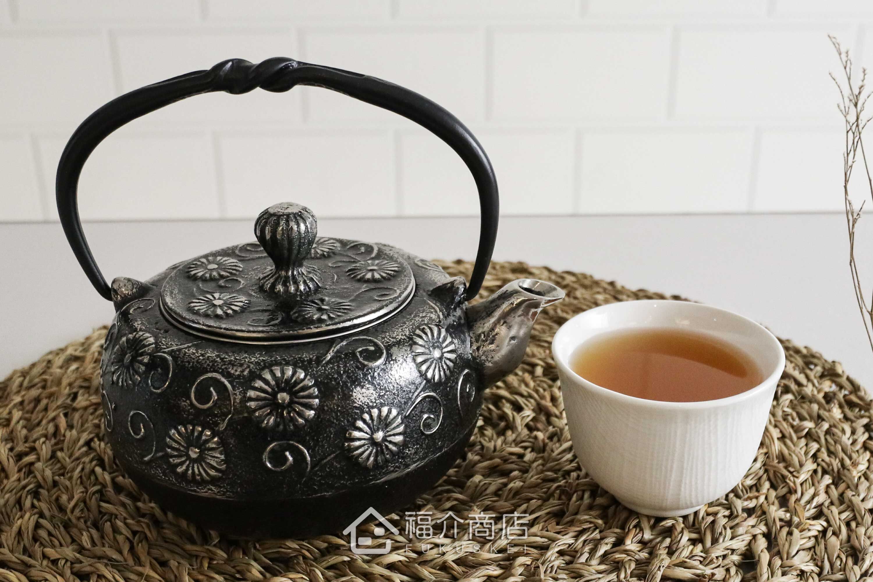 煮水泡茶用的日本砂鐵材質鐵壺