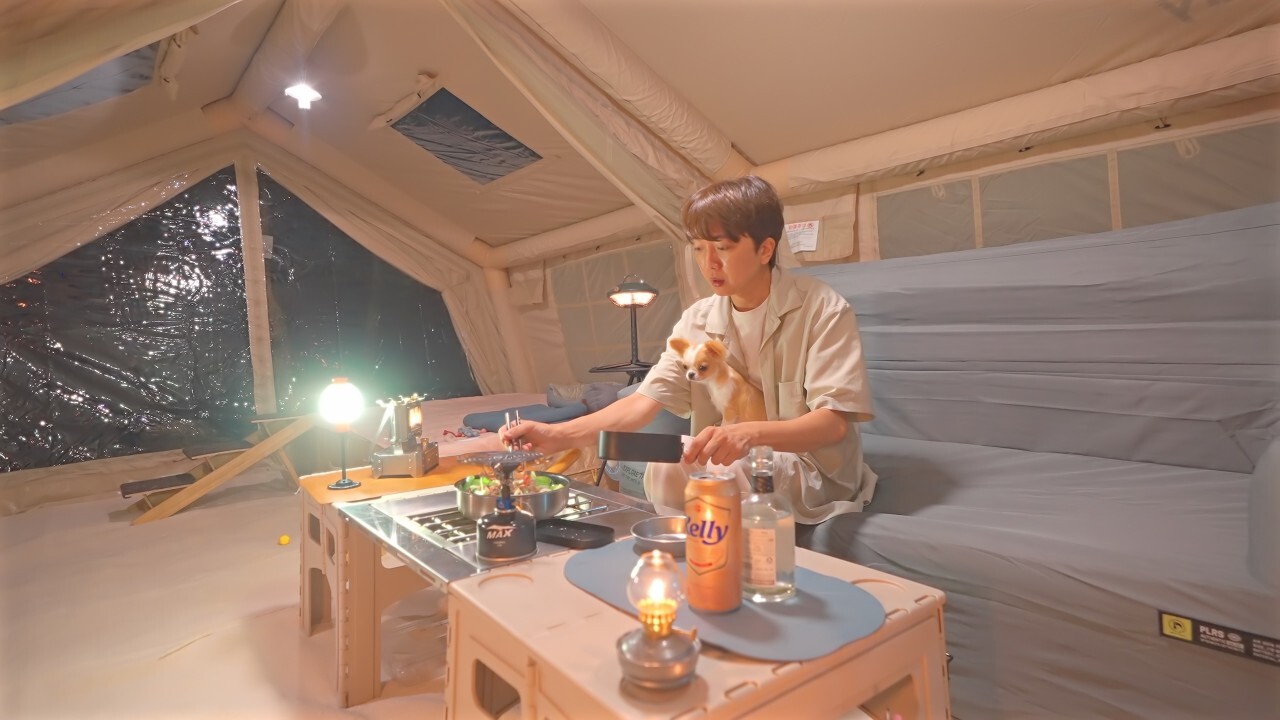 在超大型雙房 Familia17.2 充氣帳裡與毛孩一起露營