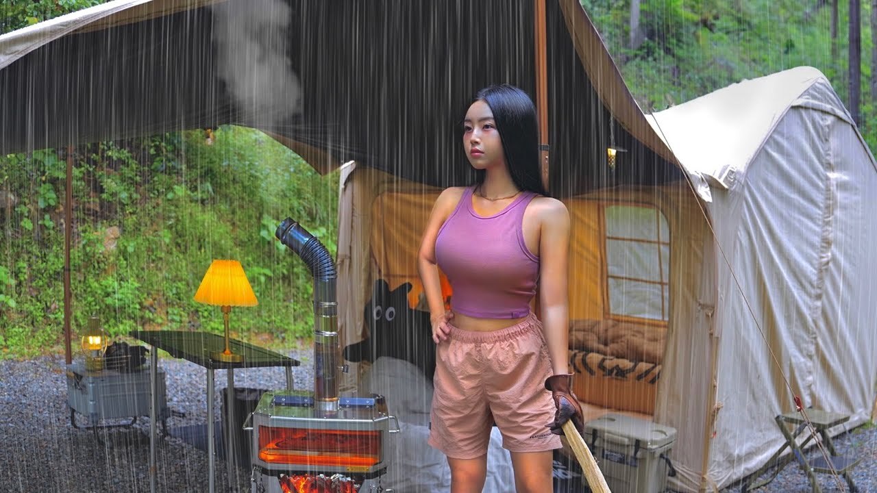 在暴雨中烤著窯烤披薩在小木屋感的 Wave 充氣帳裡度過的一夜露營