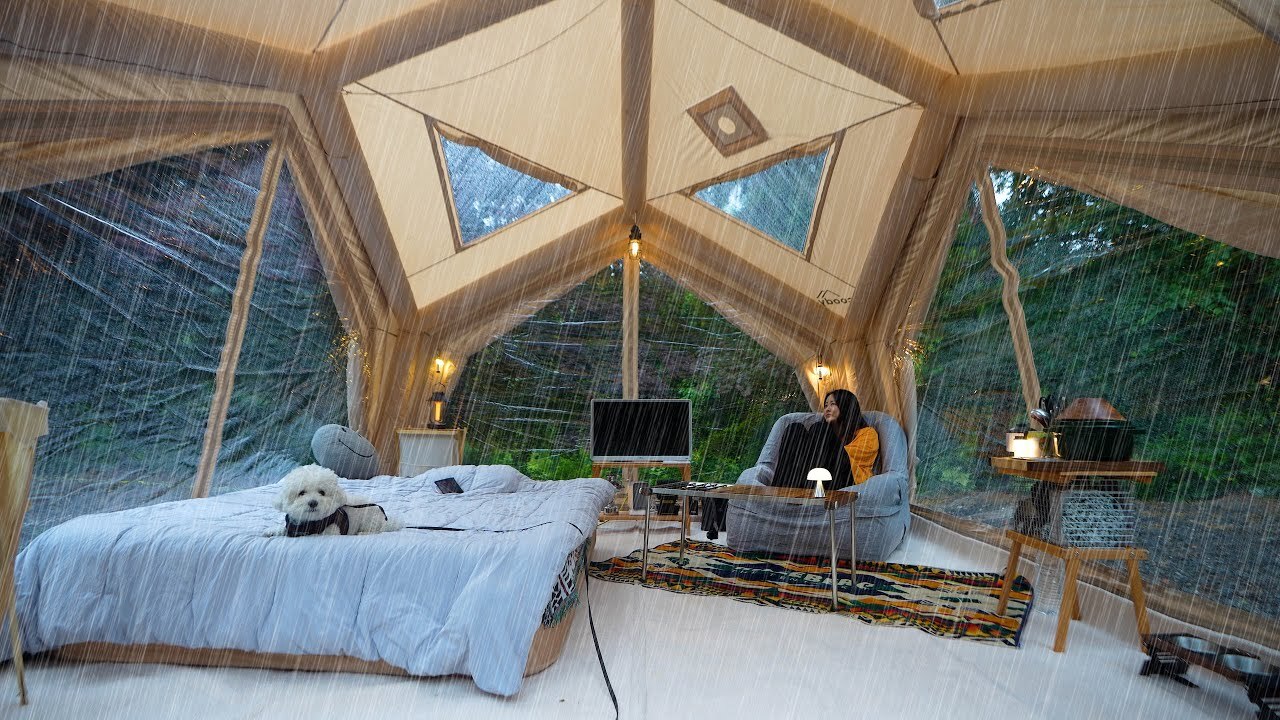 在落雨的美麗森林裡 待在奢華的 HUB 樞紐享受一場雨中露營