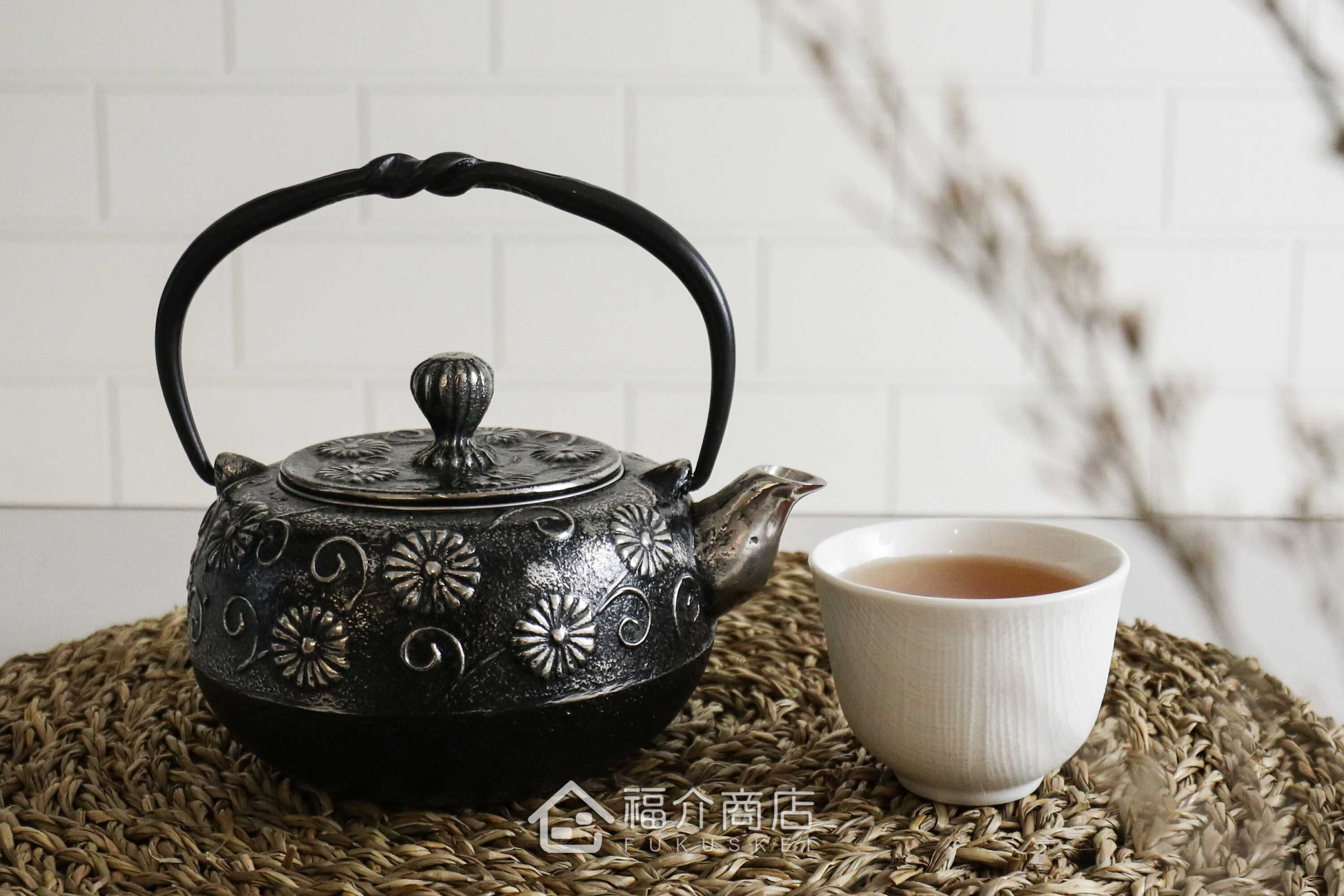 煮水泡茶用的日本砂鐵材質鐵壺