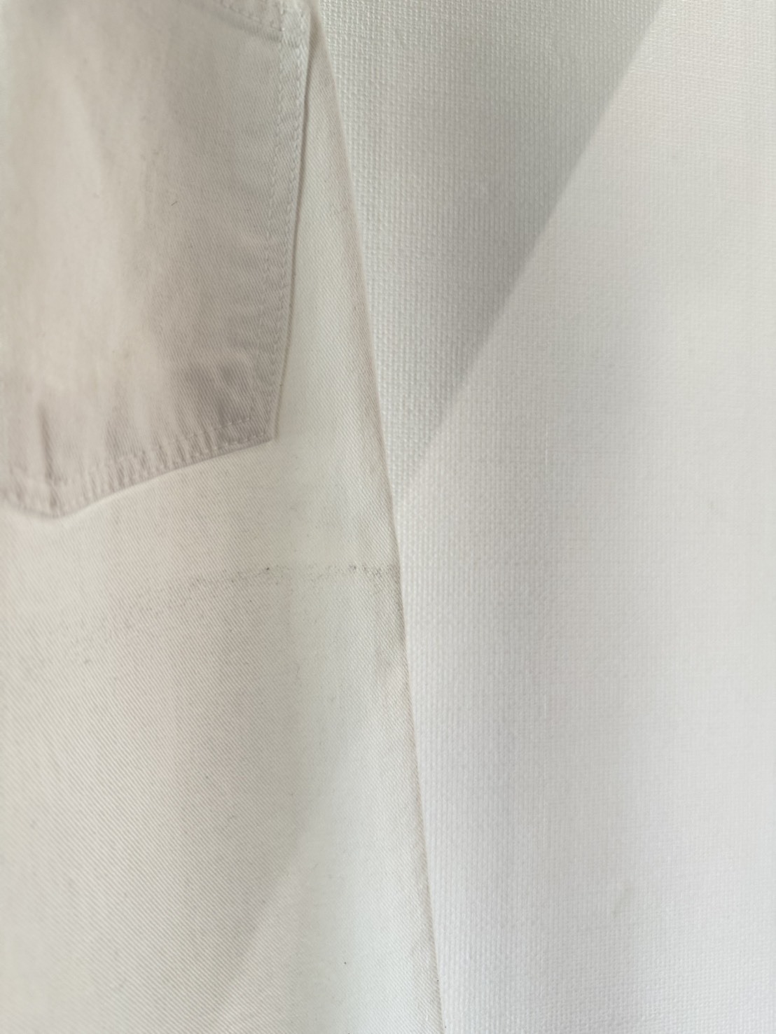 【瑕疵】鉚釘鑲邊彎月褲-白