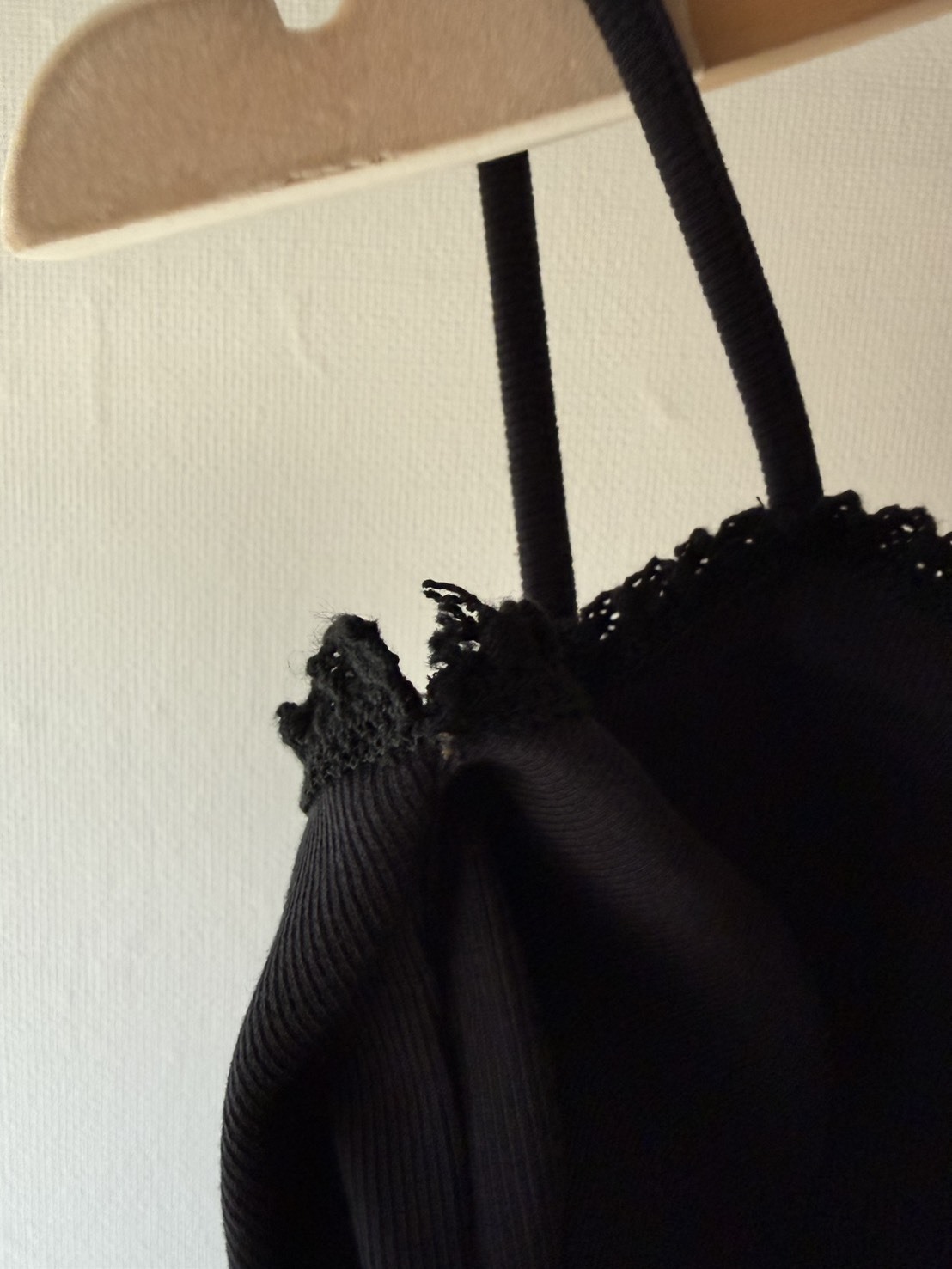 【瑕疵】拼接花苞吊帶背心-黑