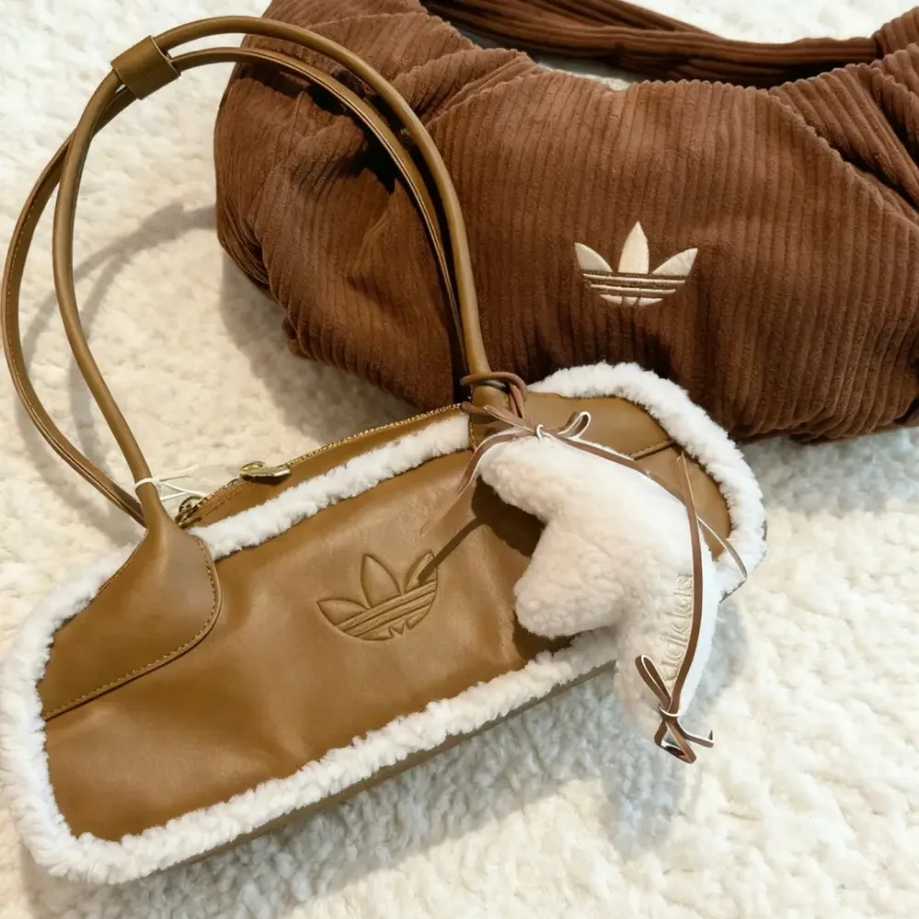 【預訂】ADIDAS WIDE SHOULDER BAG 毛毛 法棍包
