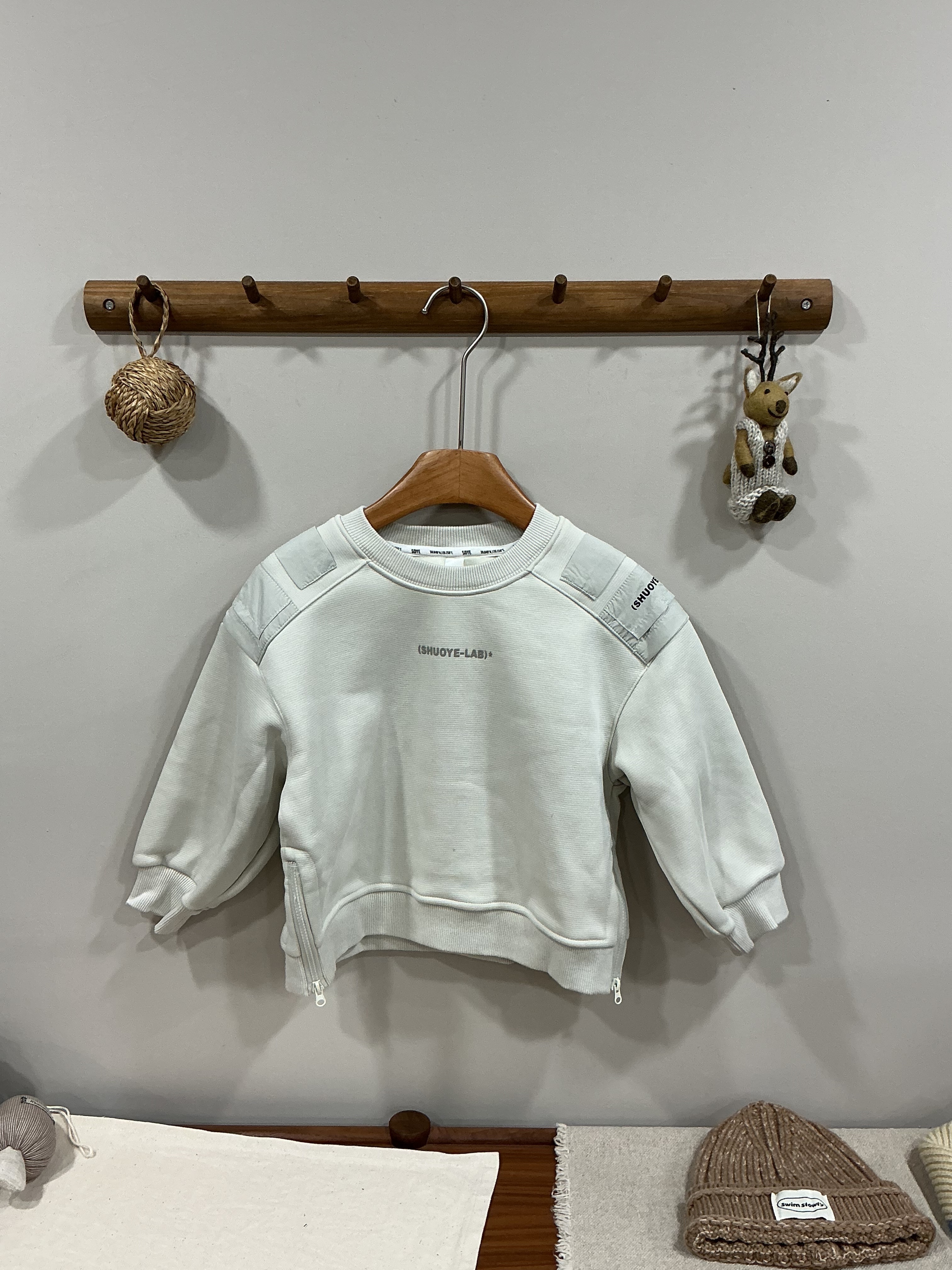 A03487設計師品牌側拉鍊大學T