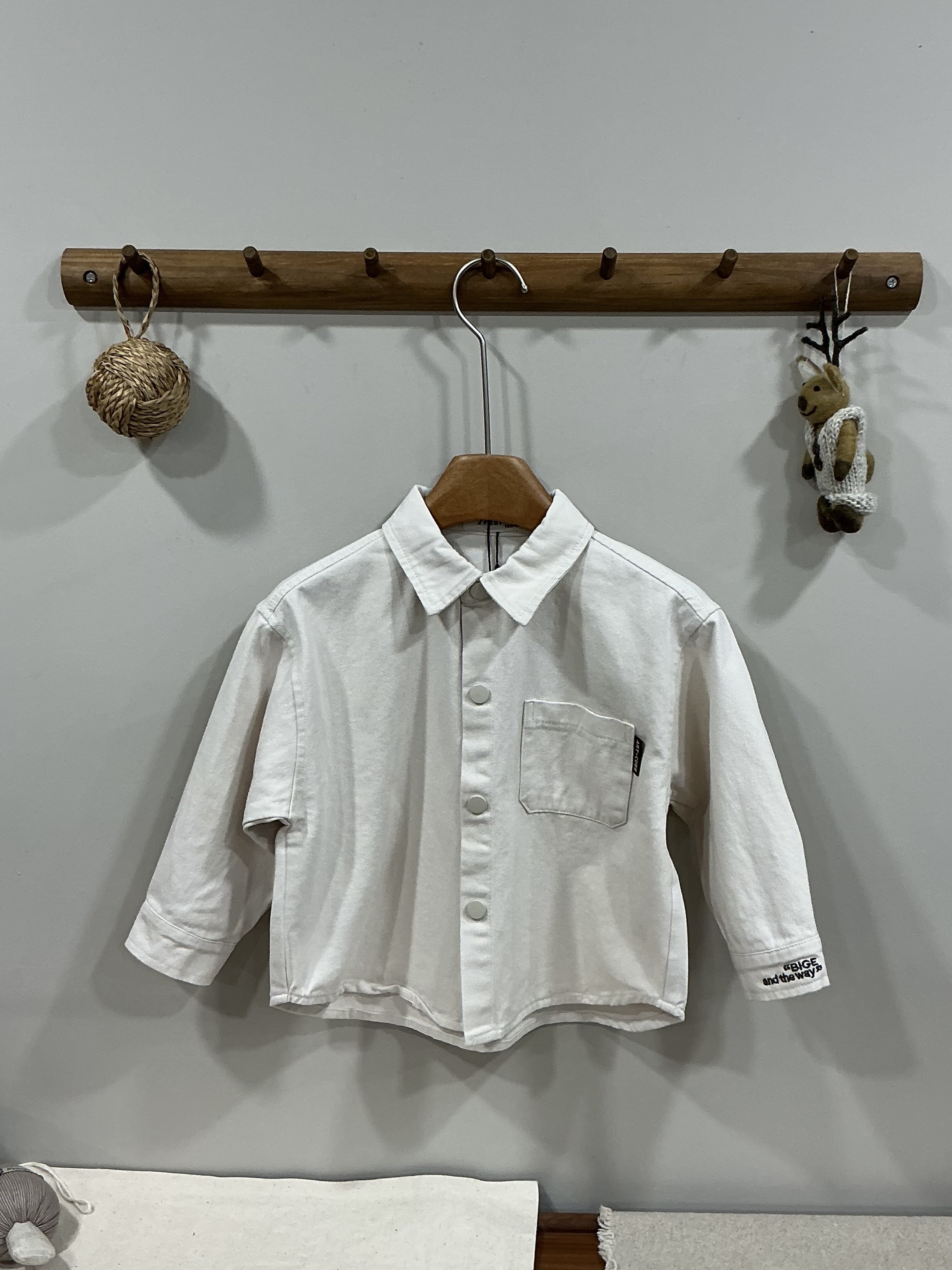 A03560英文字刺繡襯衫