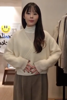 LF5231 交叉頁後綁帶毛感上衣