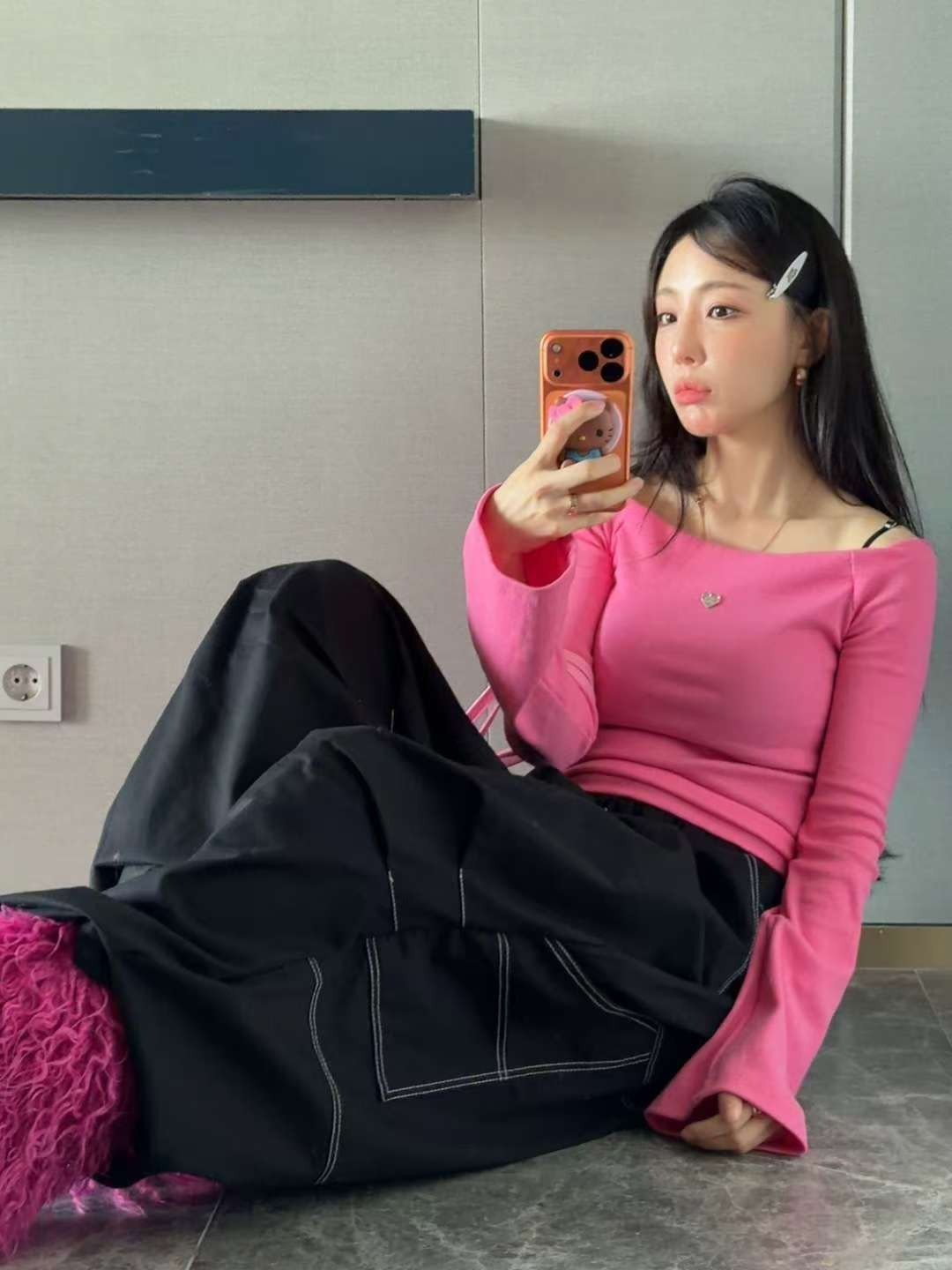 露肩愛心小標喇叭袖上衣