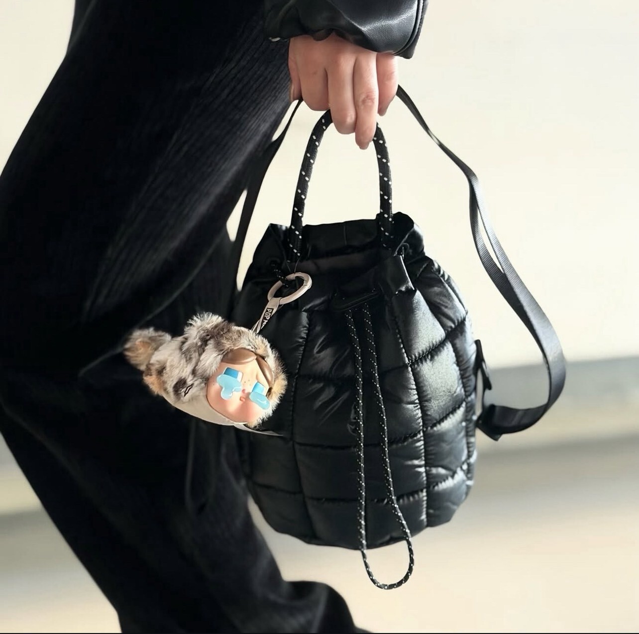 【Luxury】現貨 NIKE Nike Sportswear Puffle Tiny Tote HQ6709-010 黑 米白 太空手提包 斜背包 小包 運動包 水桶包