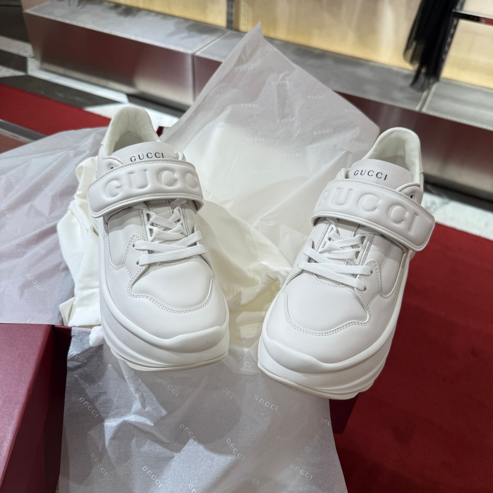 Gucci wave sneakers white