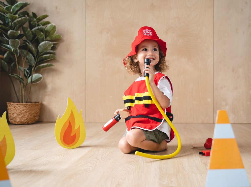 泰國 Plantoys 職業小達人-我是消防員感統玩具套組，包含消防員制服、頭盔及小型消防道具。