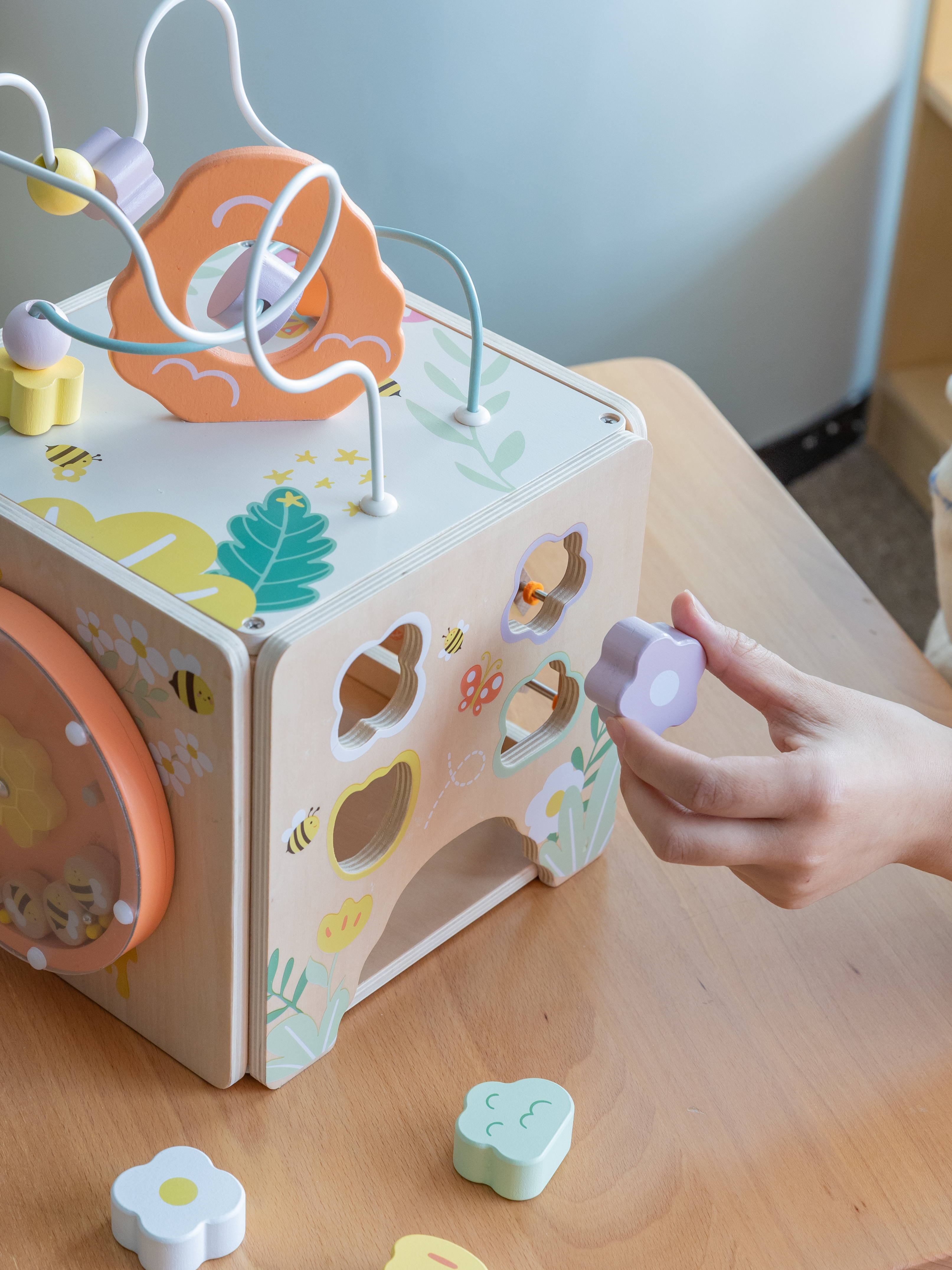 Classic World 花園蜜蜂遊戲寶箱，木製寶箱上有多種蜜蜂主題的精細動作操作遊戲。