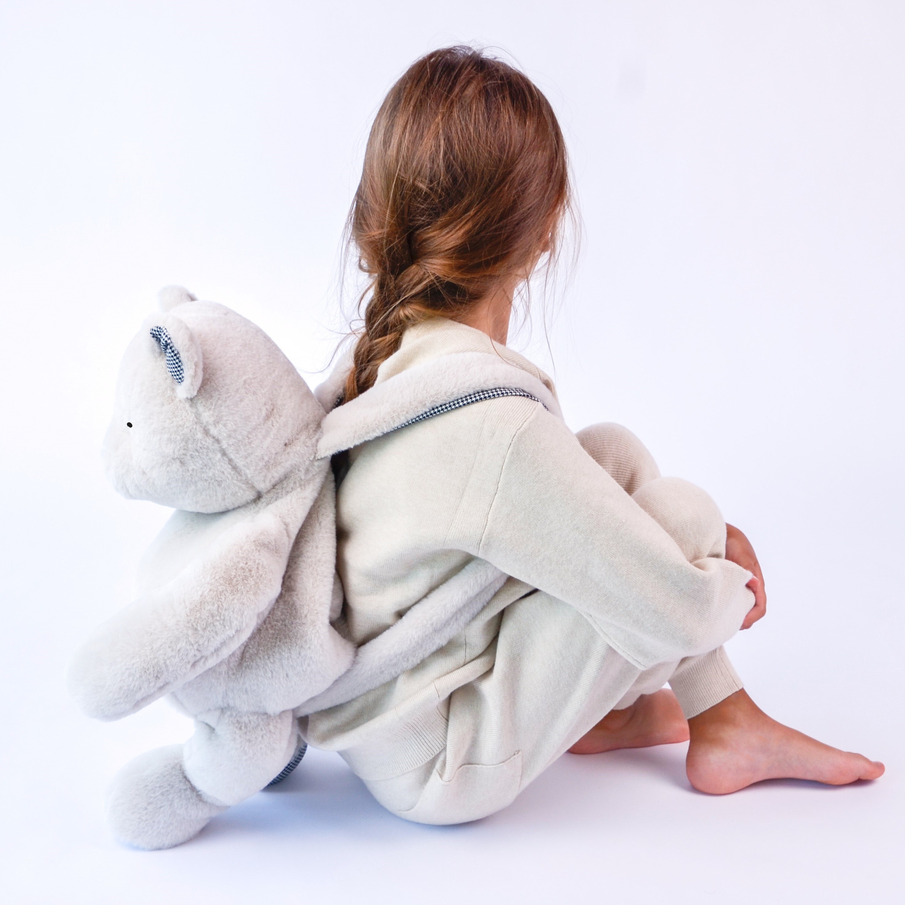 土耳其 minikoioi 動物造型安撫玩偶背包，玩偶造型柔軟且設計有小背包空間。