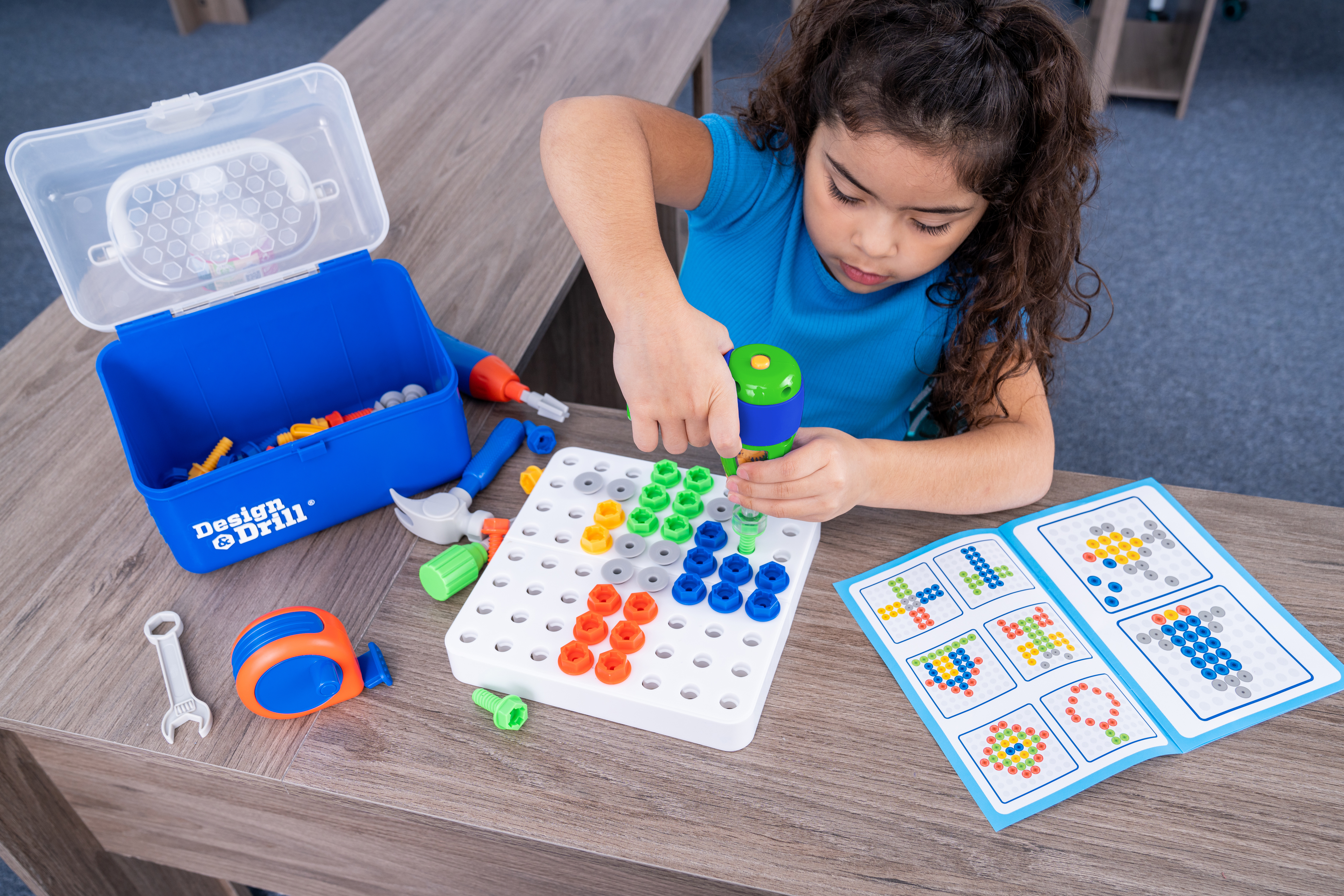 美國 Educational Insights 天才工程師-豪華工具箱，多功能工具箱內有小工具及組裝元件。