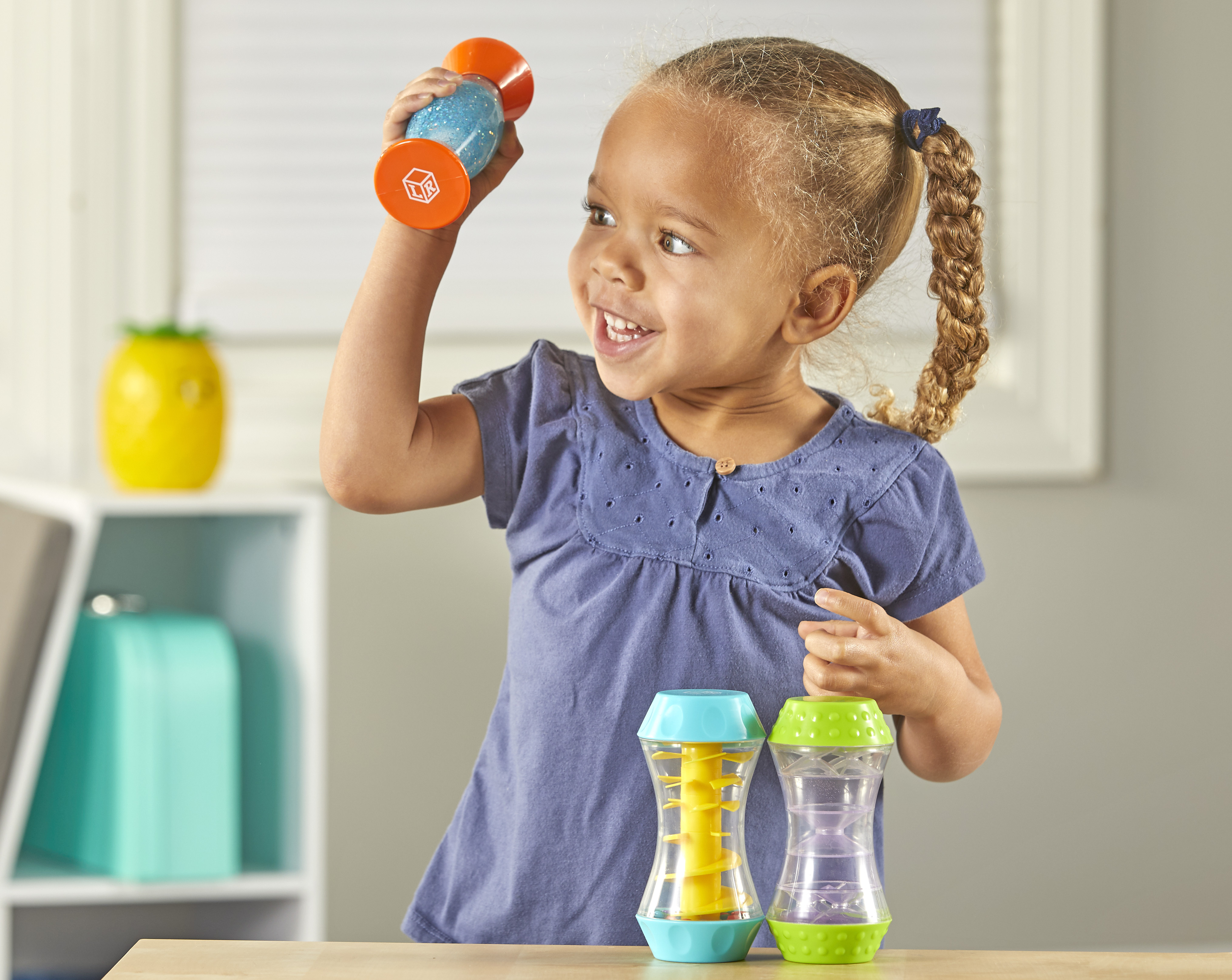 美國 Learning Resources 情緒療癒冷靜瓶3入組，三個裝有流動亮片和色彩液體的塑膠瓶。