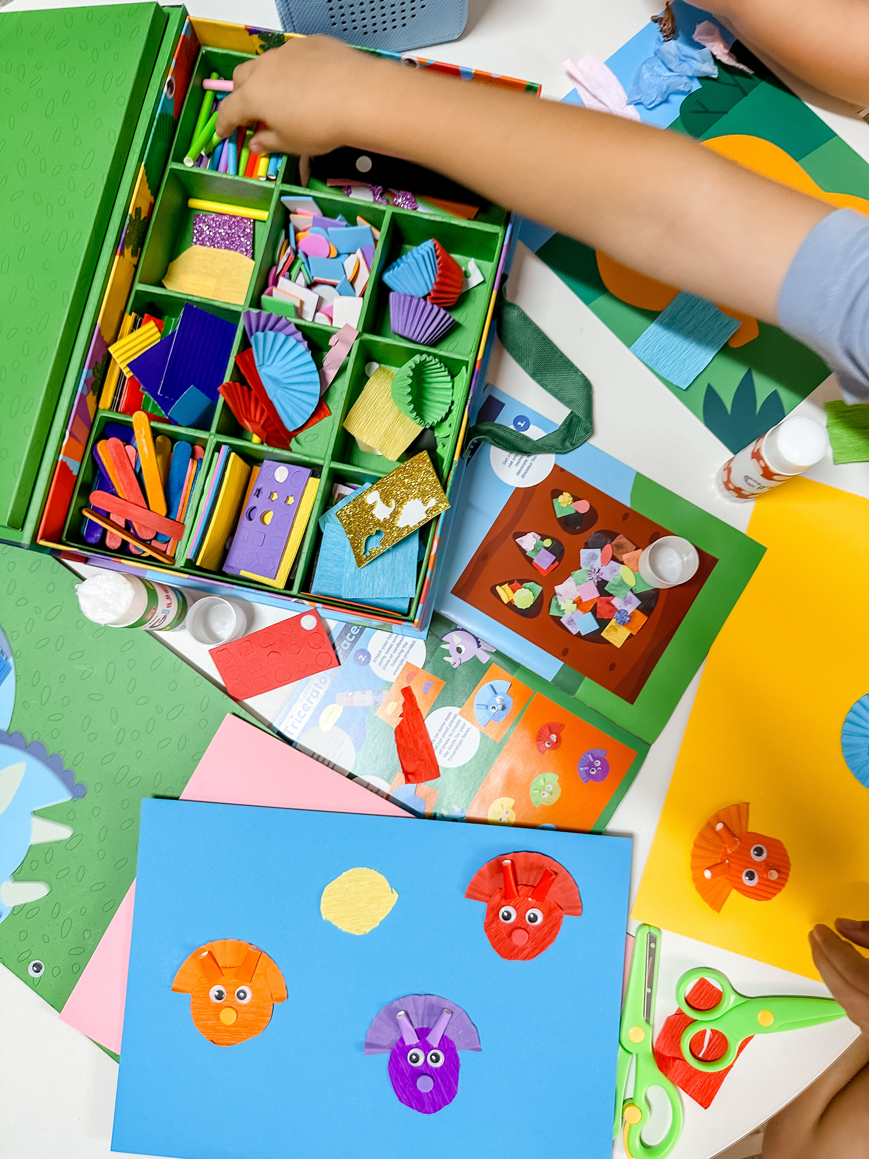 澳洲 My Creative Box 創意手作玩具系列，展示多種不同主題的兒童手作材料與工具。