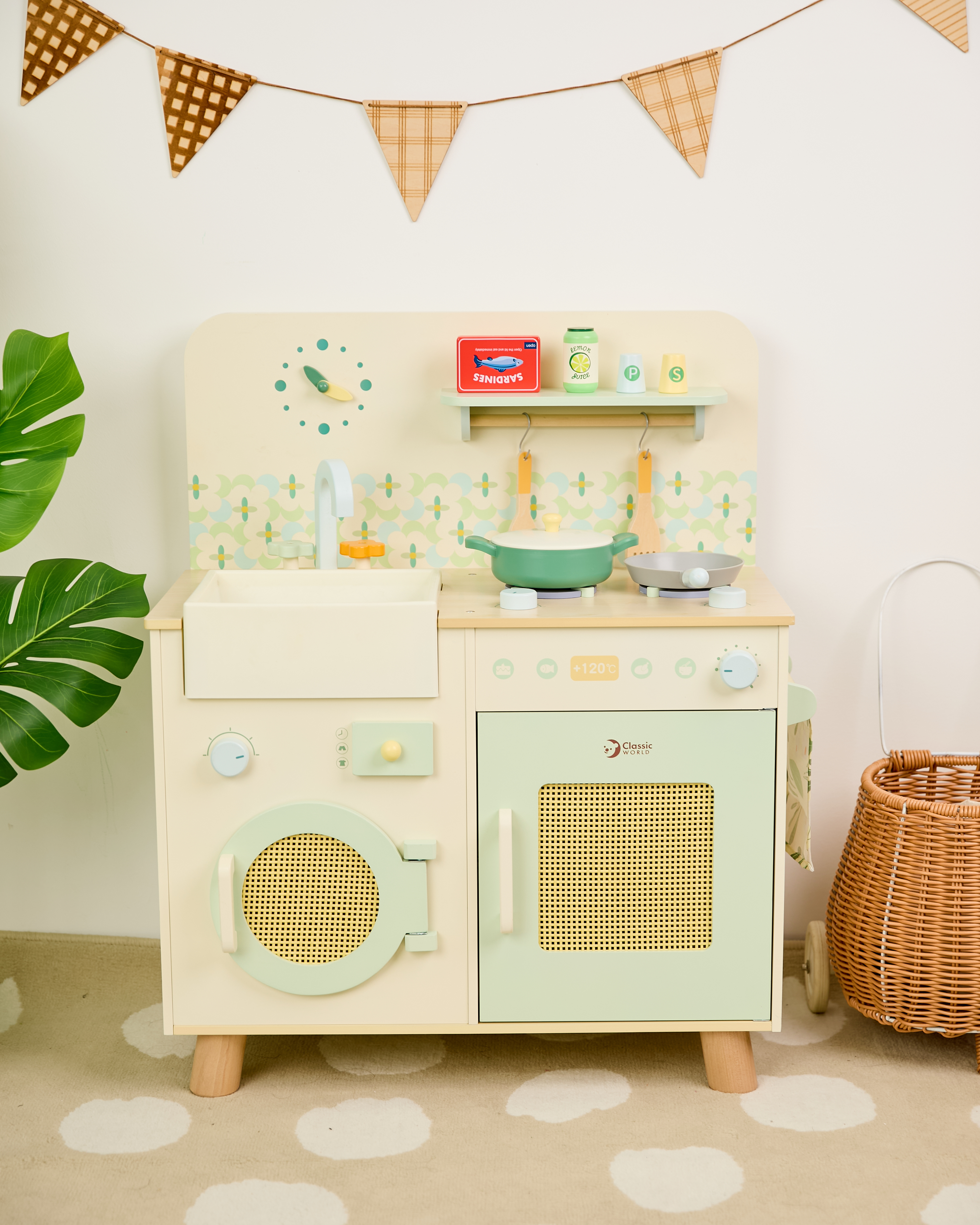 Classic World 清新森林廚房玩具，一套設計精美、配色清新的木製兒童廚房玩具。