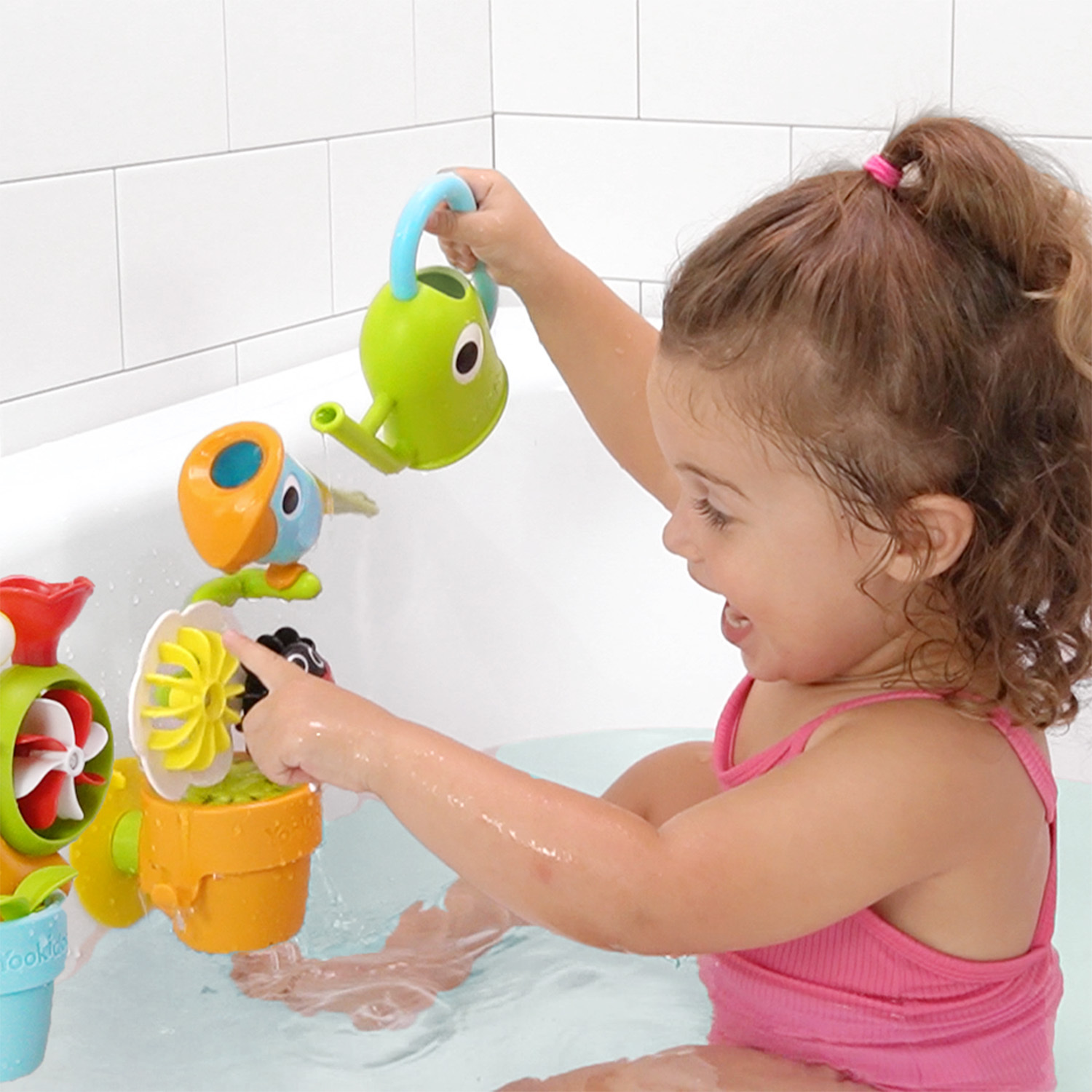 以色列 Yookidoo 啄木鳥與小蝸牛洗澡玩具，可吸附於牆面，設計有水流、齒輪和轉盤互動機關。