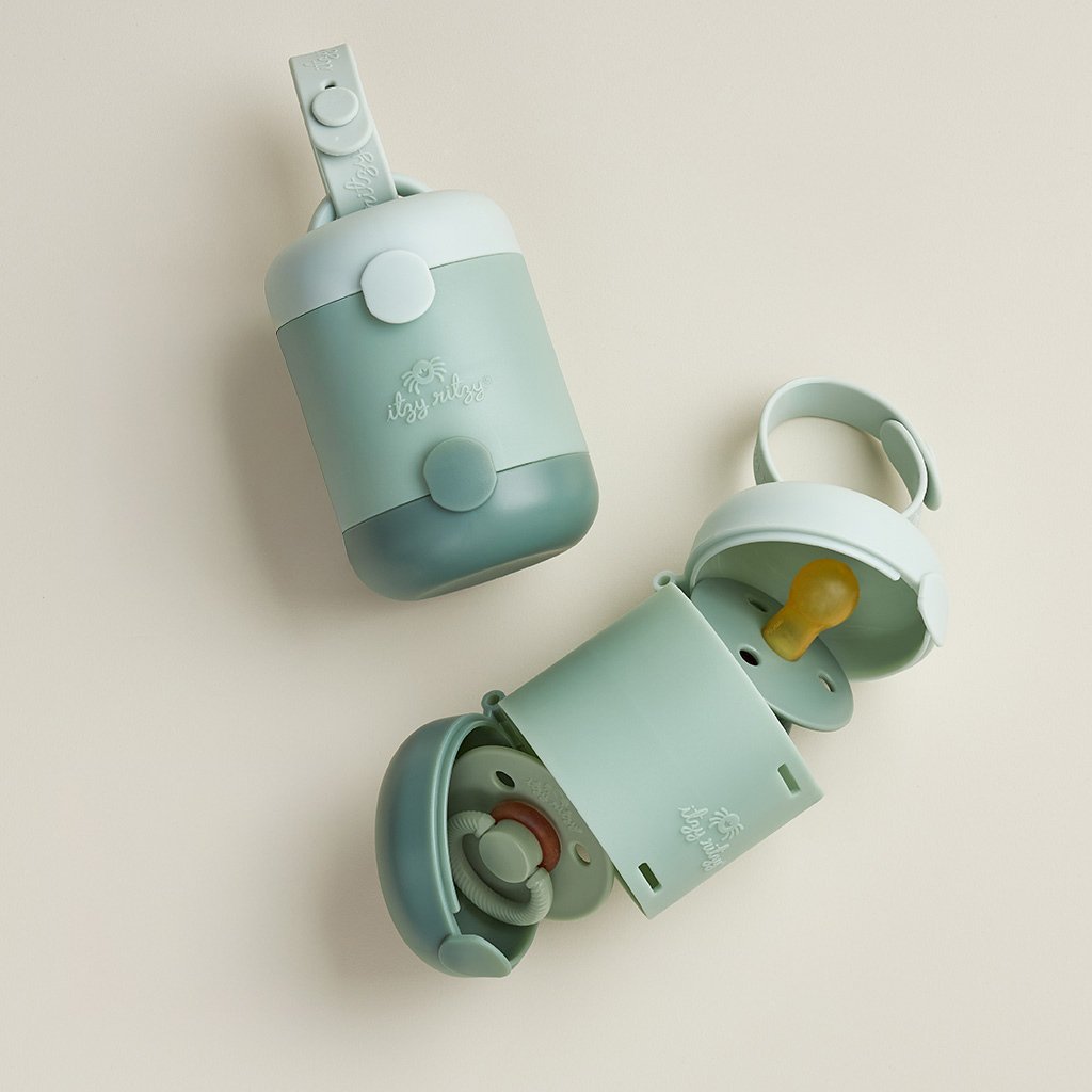 美國Itzy Ritzy雙層奶嘴收納盒開箱展示，鼠尾草綠色收納盒搭配奶嘴與奶嘴鍊，展現雙層收納功能