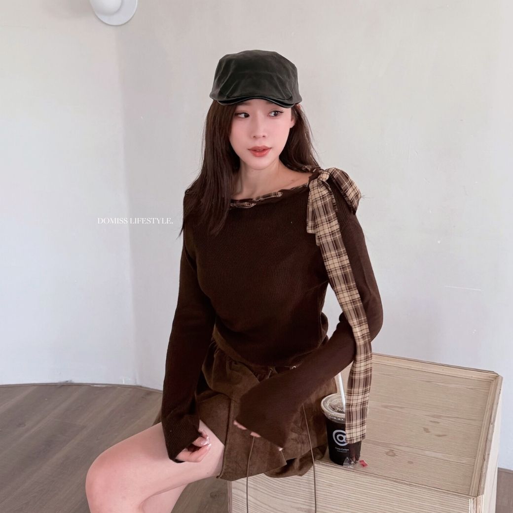 【格紋設計肩帶】DOMISS顯瘦針織上衣 甜辣學院感 顯瘦毛衣 長袖上衣(現貨)