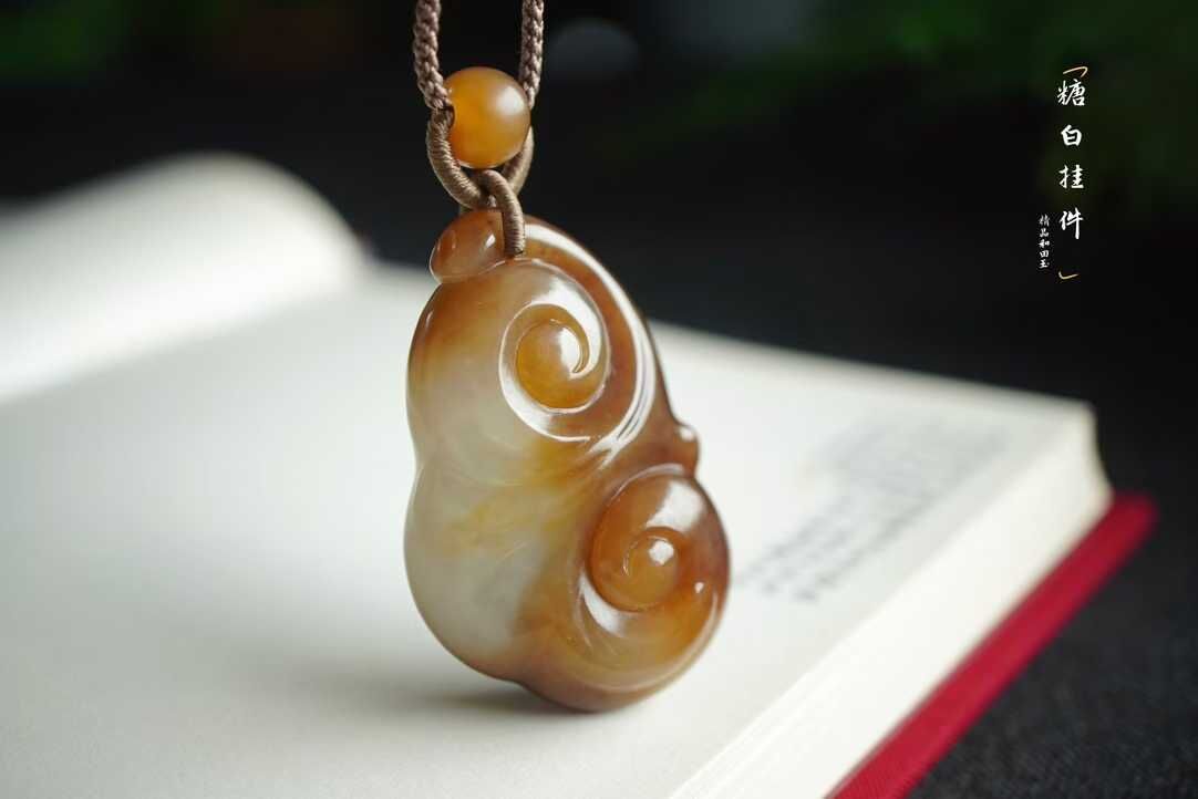 和田玉且末老坑糖白料如意掛件,天然和田玉軟玉