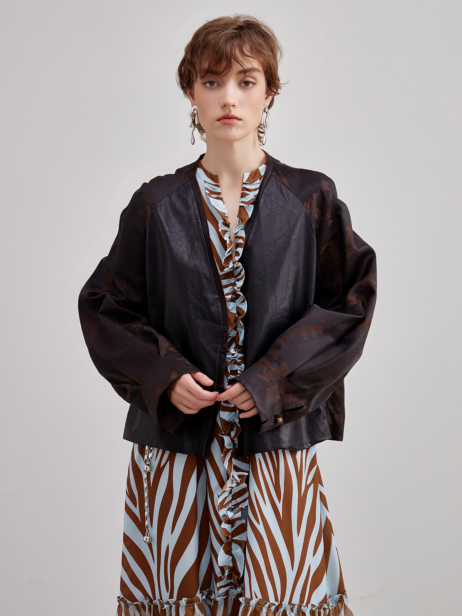 mi-tu 羊皮絲佈拼接外套